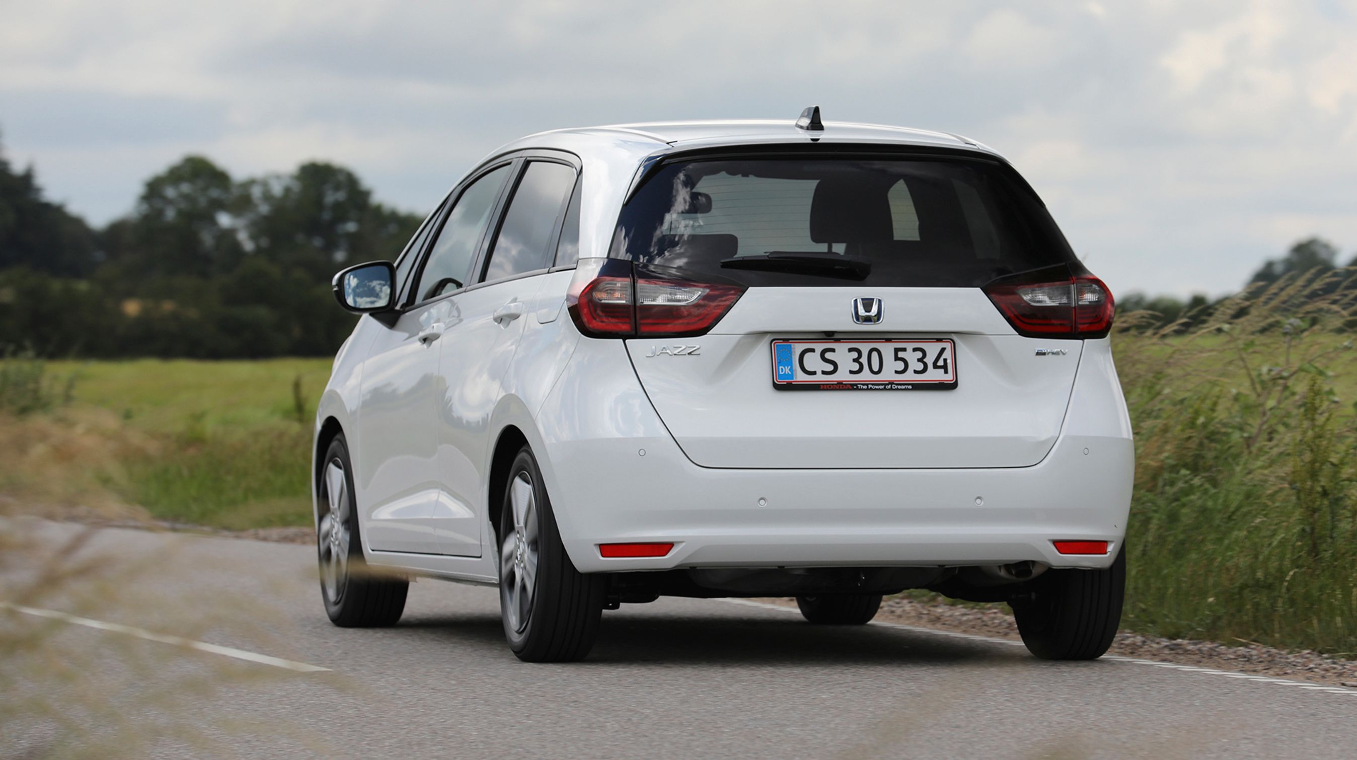 Bagenden er præget af en stor tophængslet bagklap og de ret store baglygter.