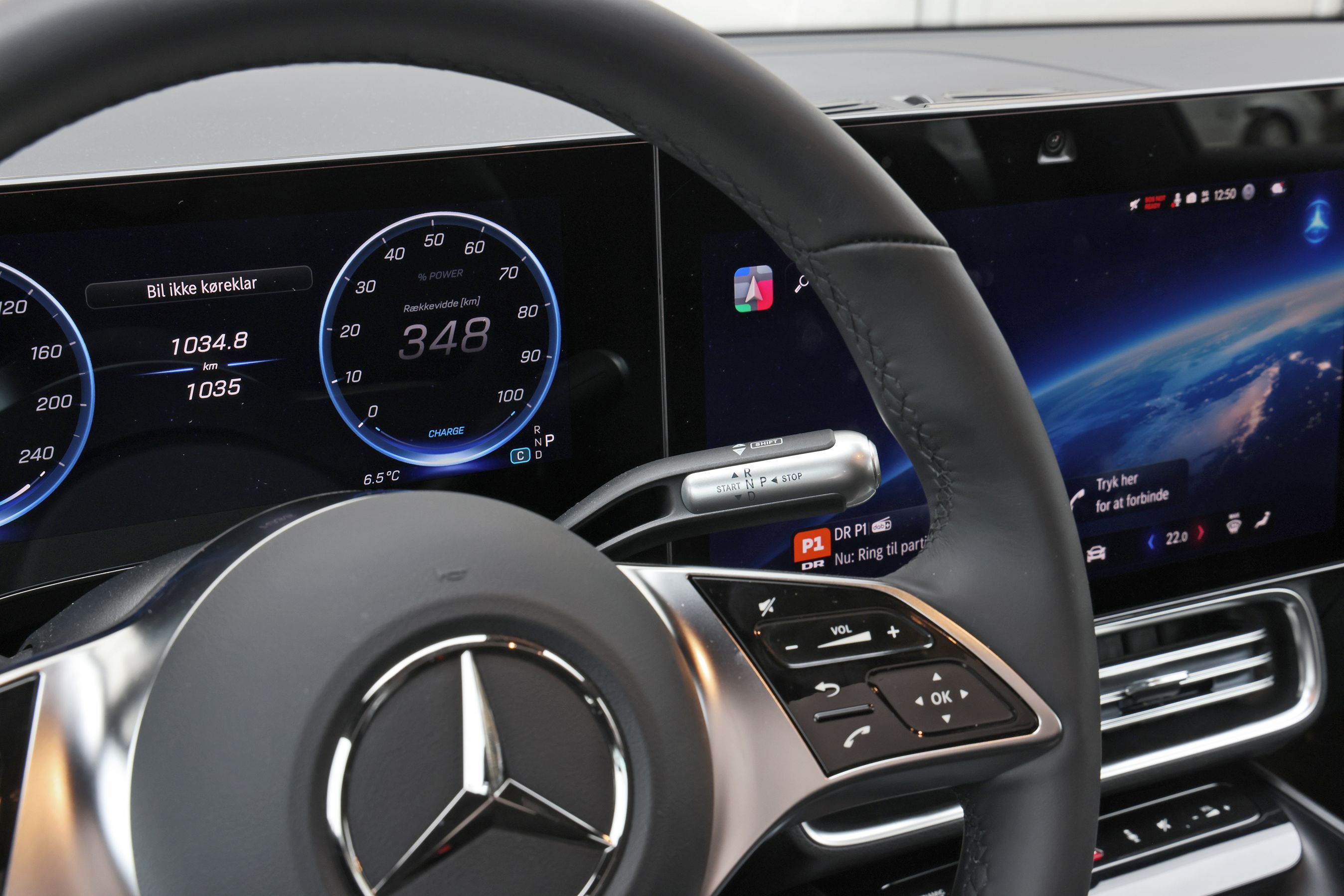Gearvælger bag rattet i en Mercedes-Benz CLA200