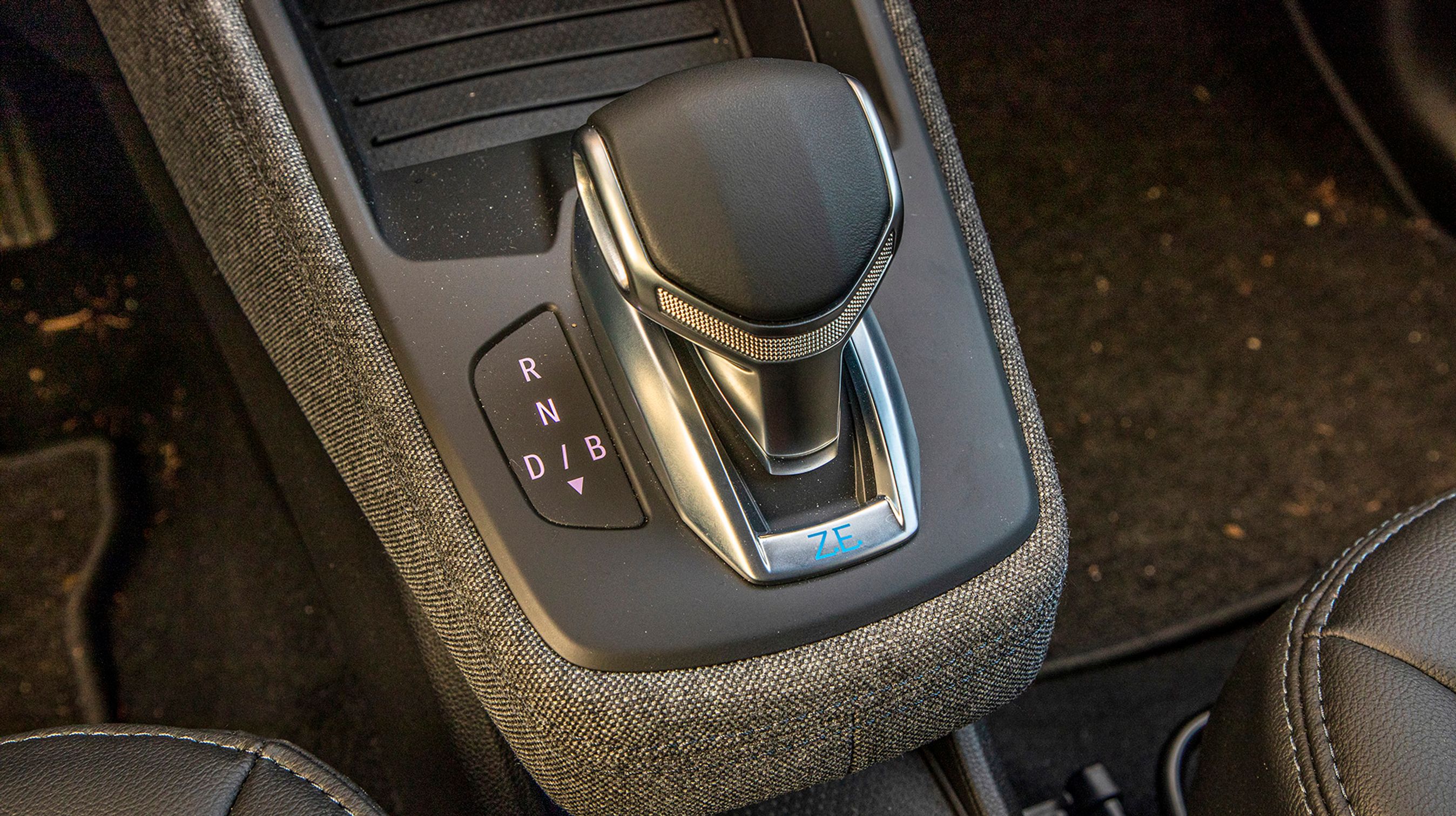 Den lille gearvælger er af den elektroniske type, der selv går i ’P’, når man slukker bilen. En særlig bremsefunktion, ’B’, der genererer mere strøm, kan vælges i stedet for det almindelige køreprogram, ’D’.