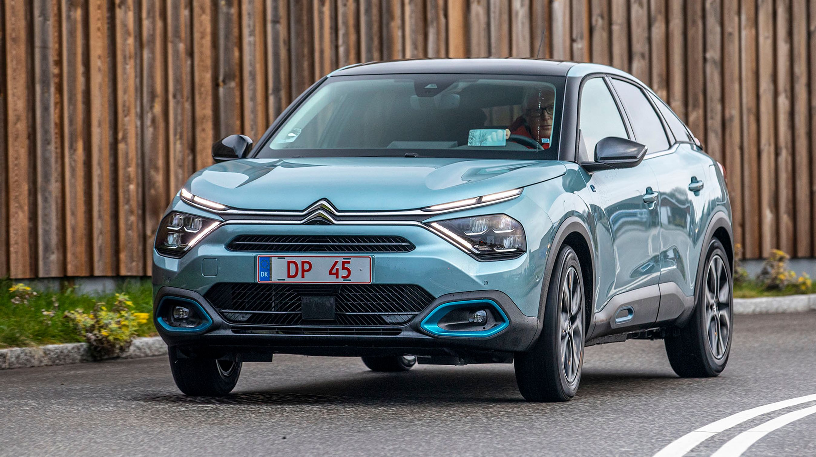 Trods det nye og friske design er man aldrig i tvivl om, at det er en Citroën, når man ser den forfra. Den øverste smalle lygte i hver side er kørelyset.