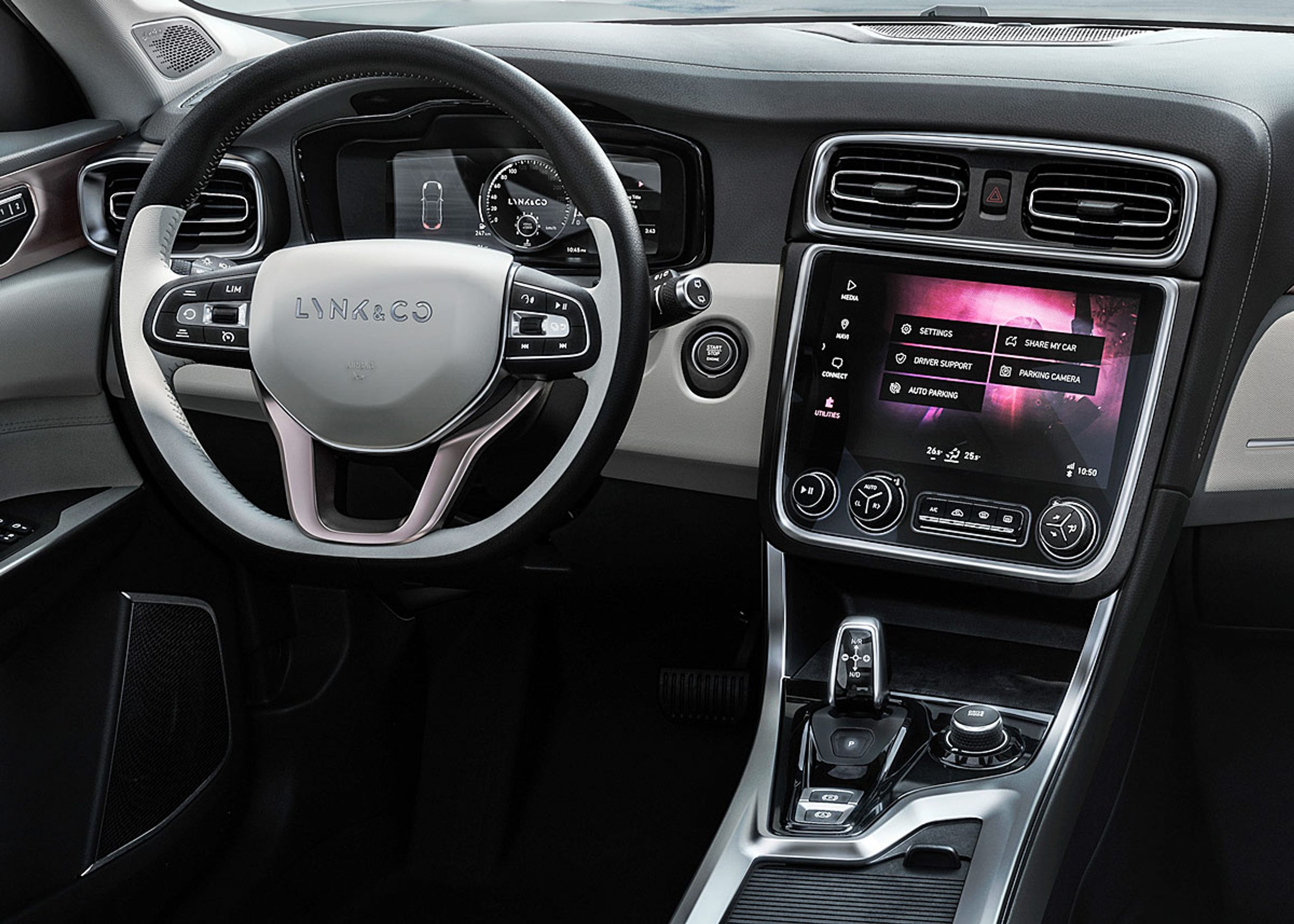 Der er ikke noget billig kineserbil over kabinen. Skærmen er standard i alle versioner, og opkobling er en vigtig del af mærkets identitet.