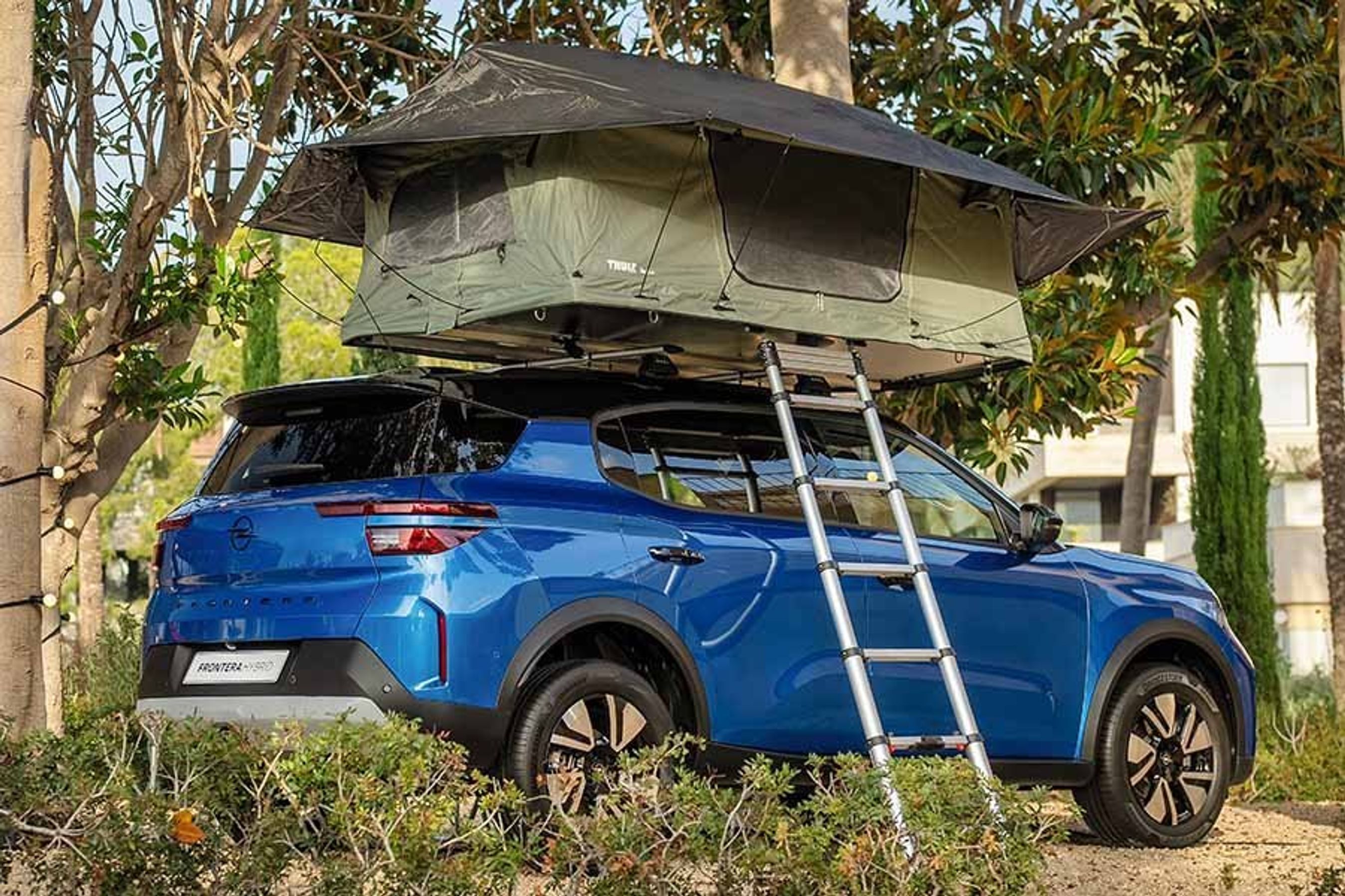 Opel Frontera med telt på taget