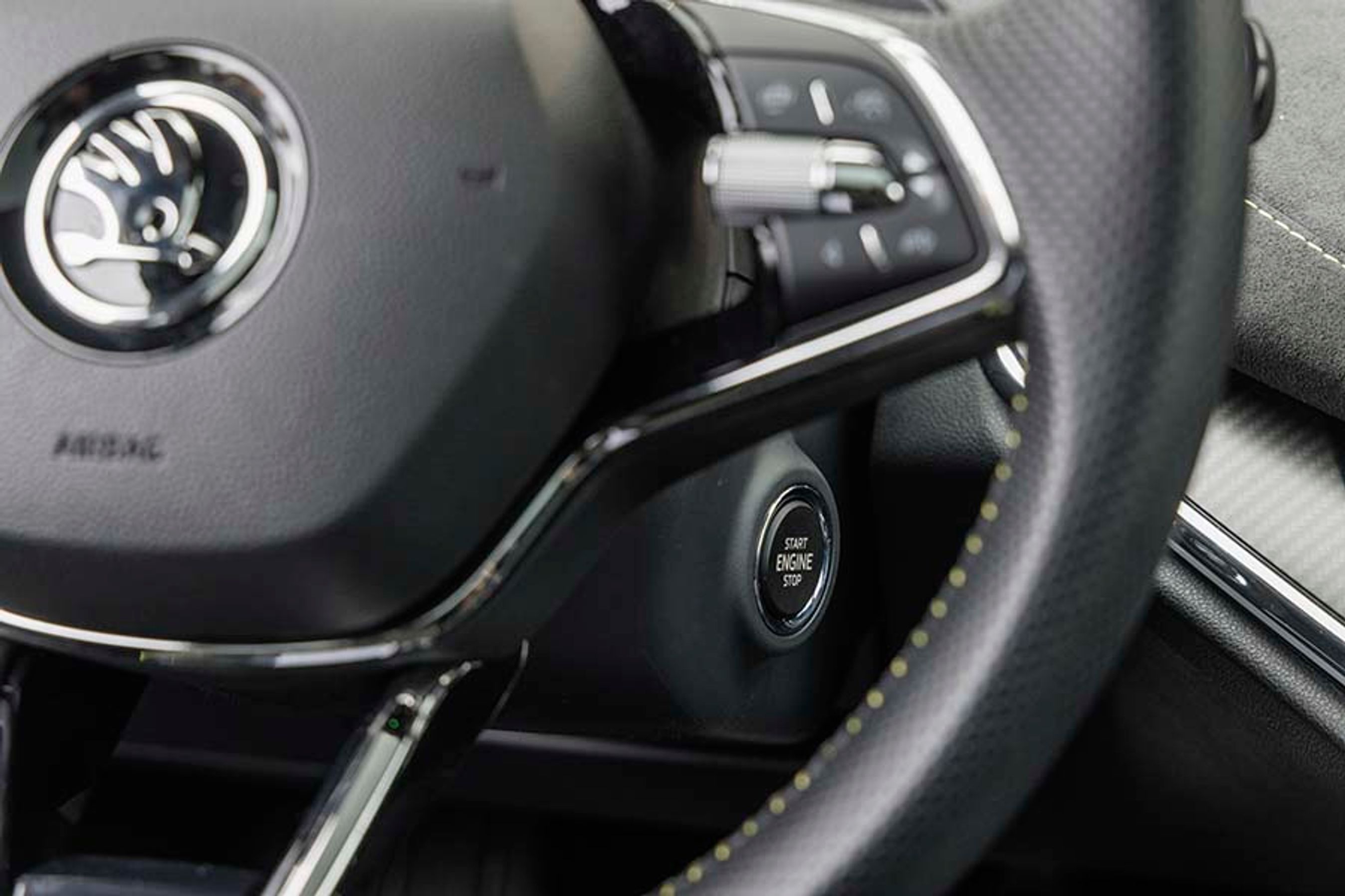 Er du typen, der gerne vil starte og slutte dine køreture, så er der en traditionel startknap på ratstammen. Den er ikke synlig, men sidder, hvor nøglen normalt er placeret. 