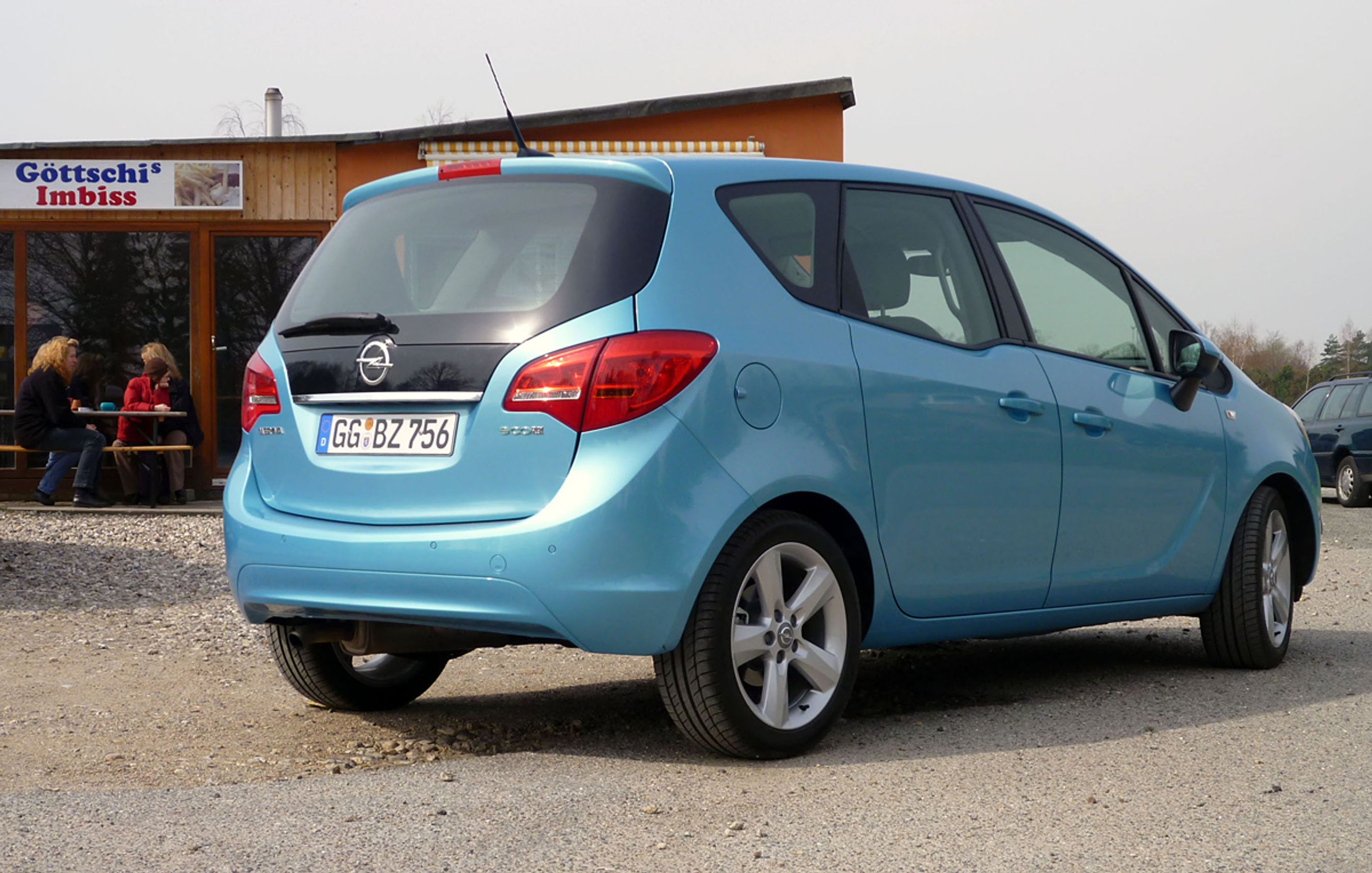 Det store vinduesareal giver et godt udsyn, og bagklappen er stor og åbner højt. Den lave rudelinje i bagdøren vil glæde børnene.