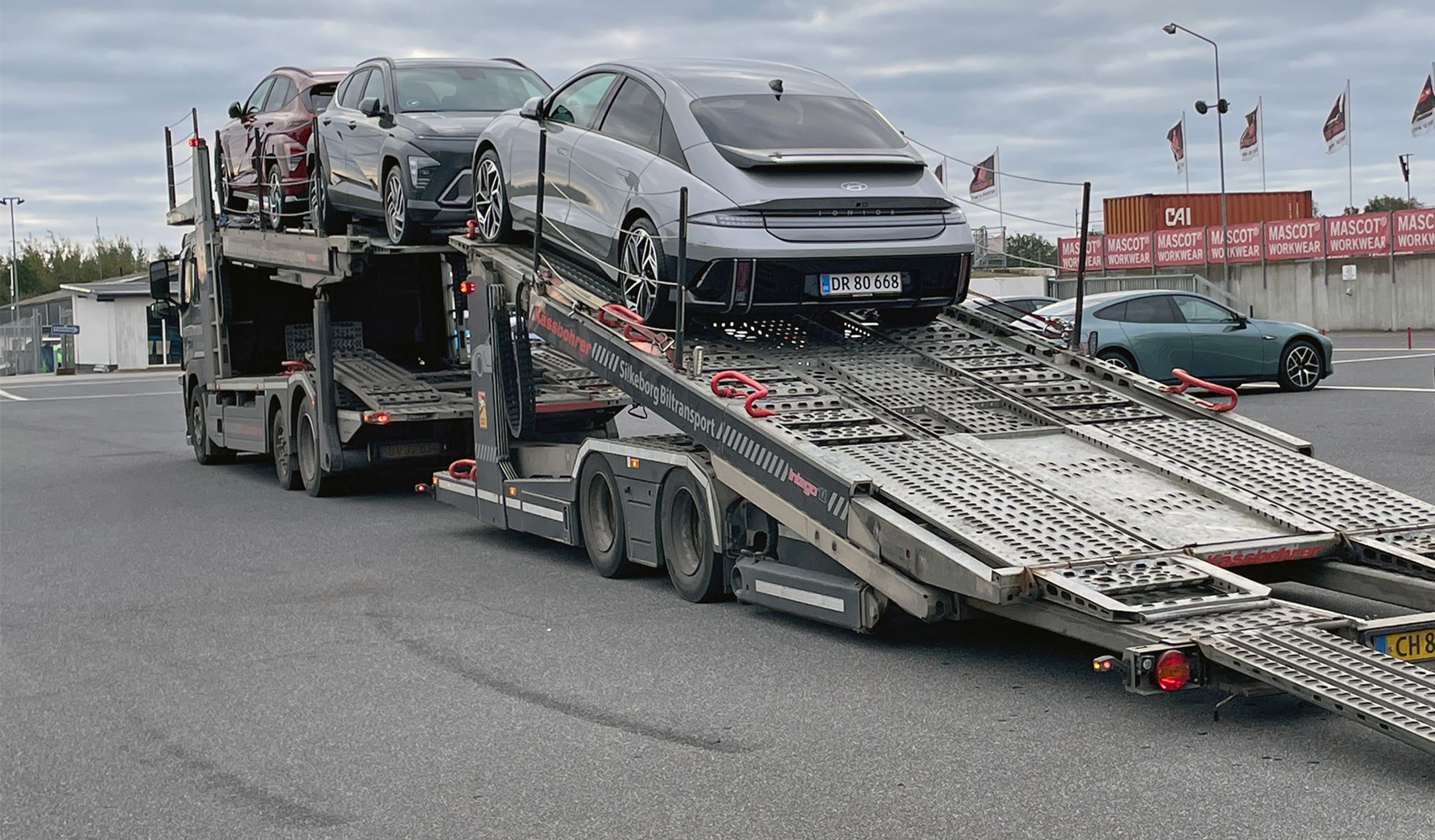 Elbiler på autotransporter.