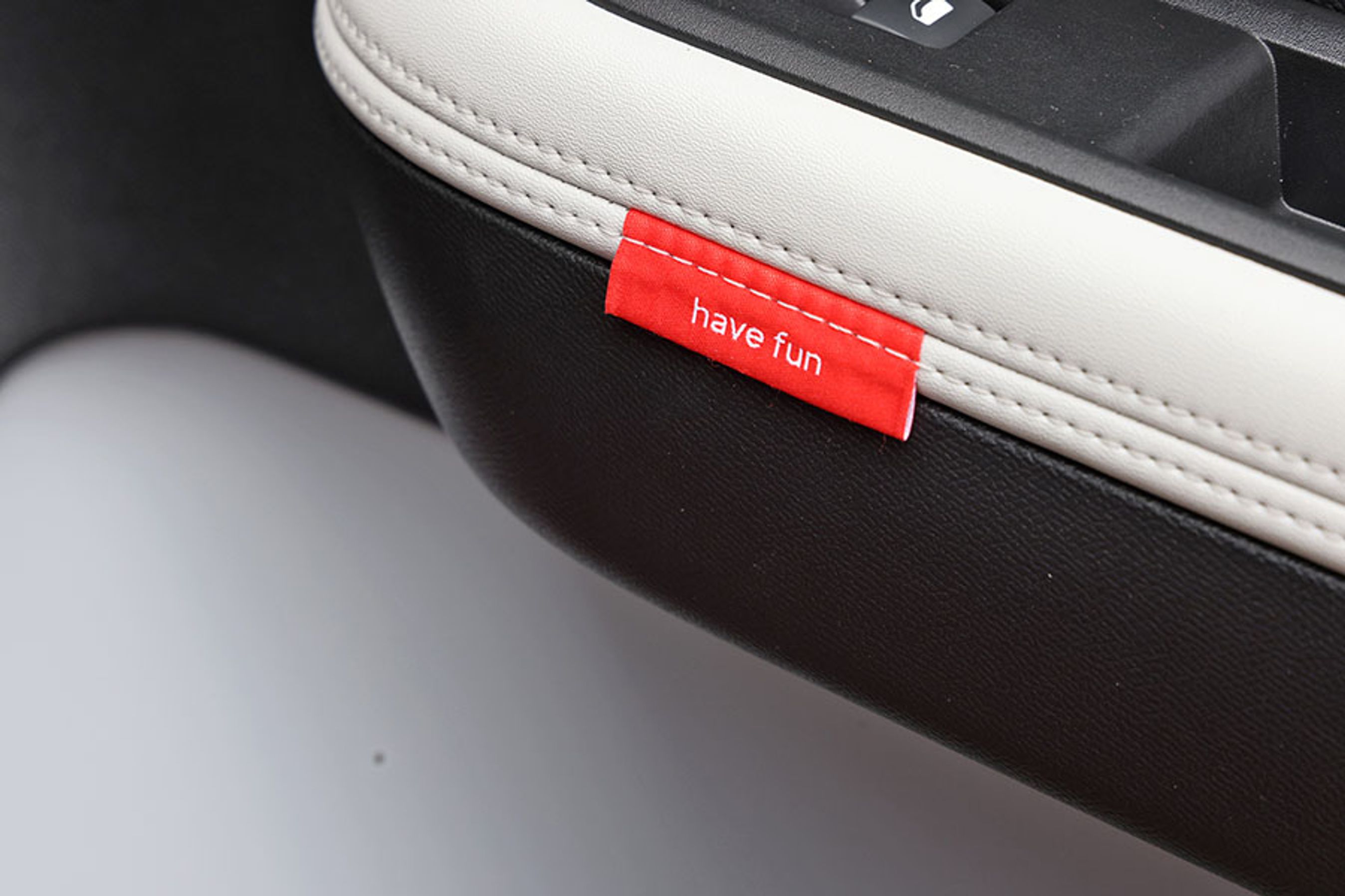 Der er placeret sjove udtryk på små mærkater ved hver af de fire sidedøre. Det giver om ikke andet et lille smil i hverdagen …