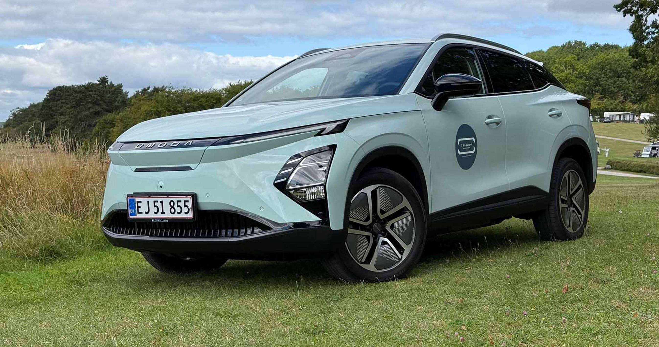 Omoda 5 EV holder på en græsplæne ved campingplads