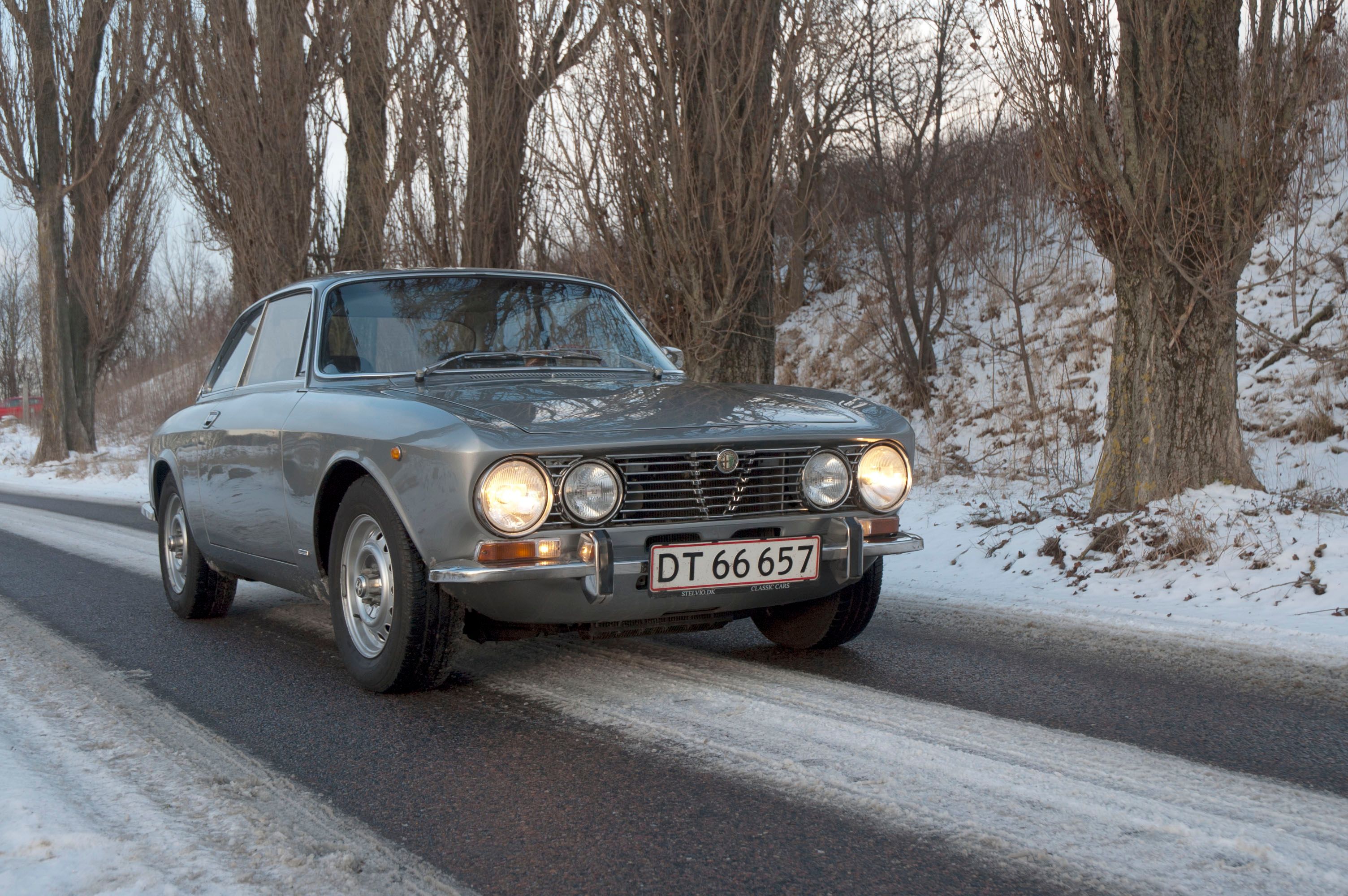 Foto af sølvfarvet Alfa Romeo i snevejr.