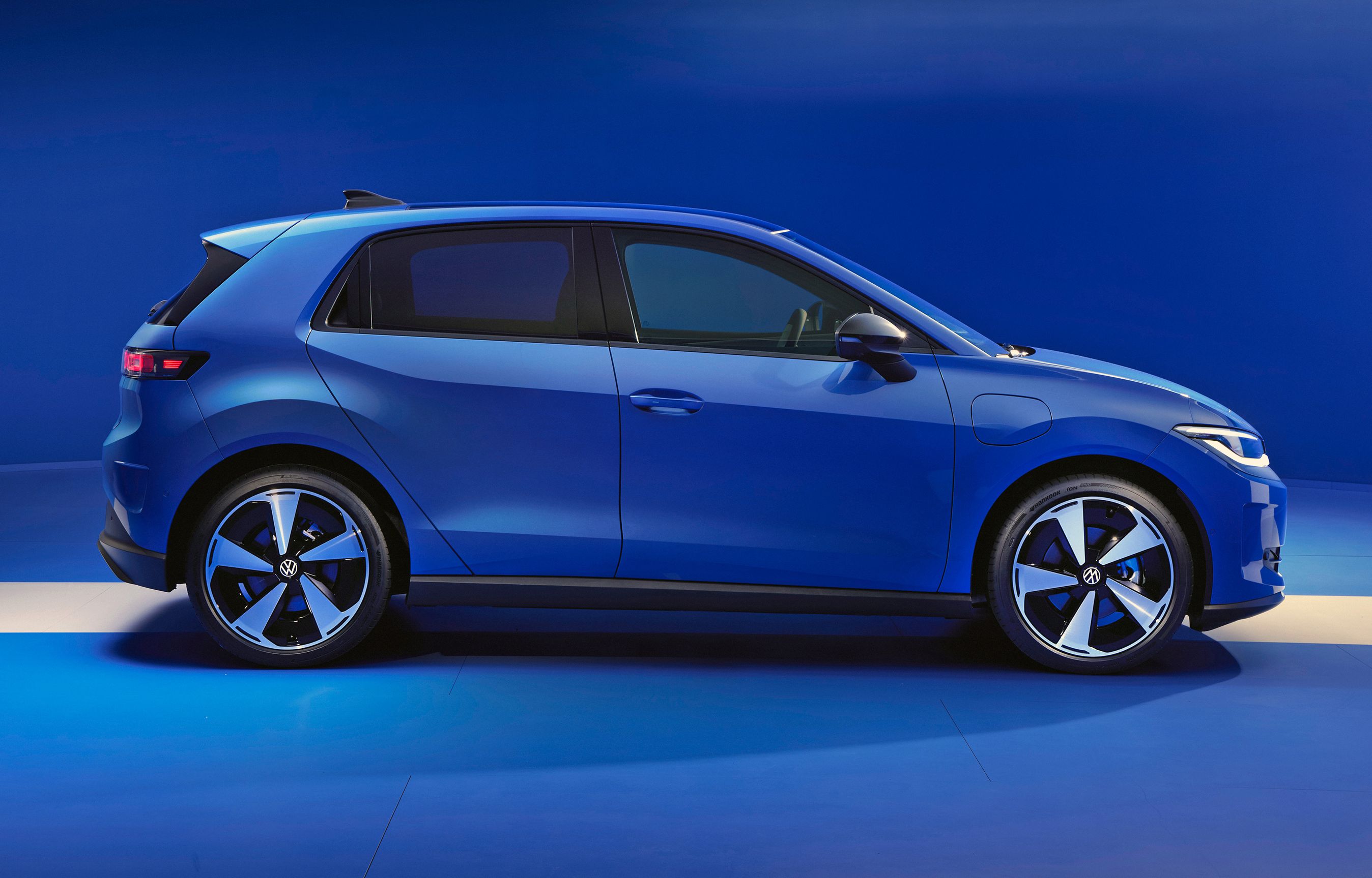 Blå VW ID. Polo i profil.