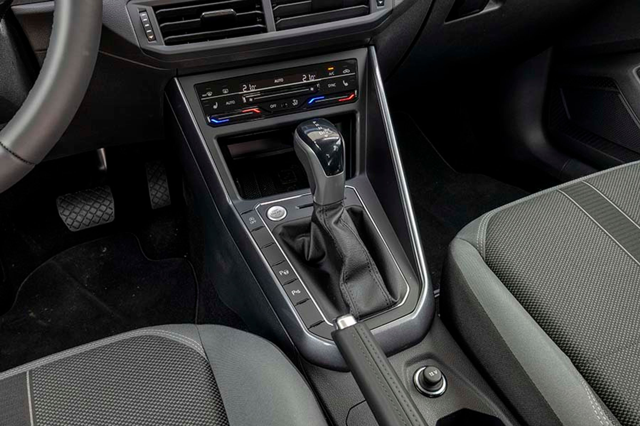 Automatgearet skifter fint, men selve gearvælgeren er af den gammeldags mekaniske type. Bemærk også det nye klimaanlæg med trykfølsom betjening, det fungerer eminent. 