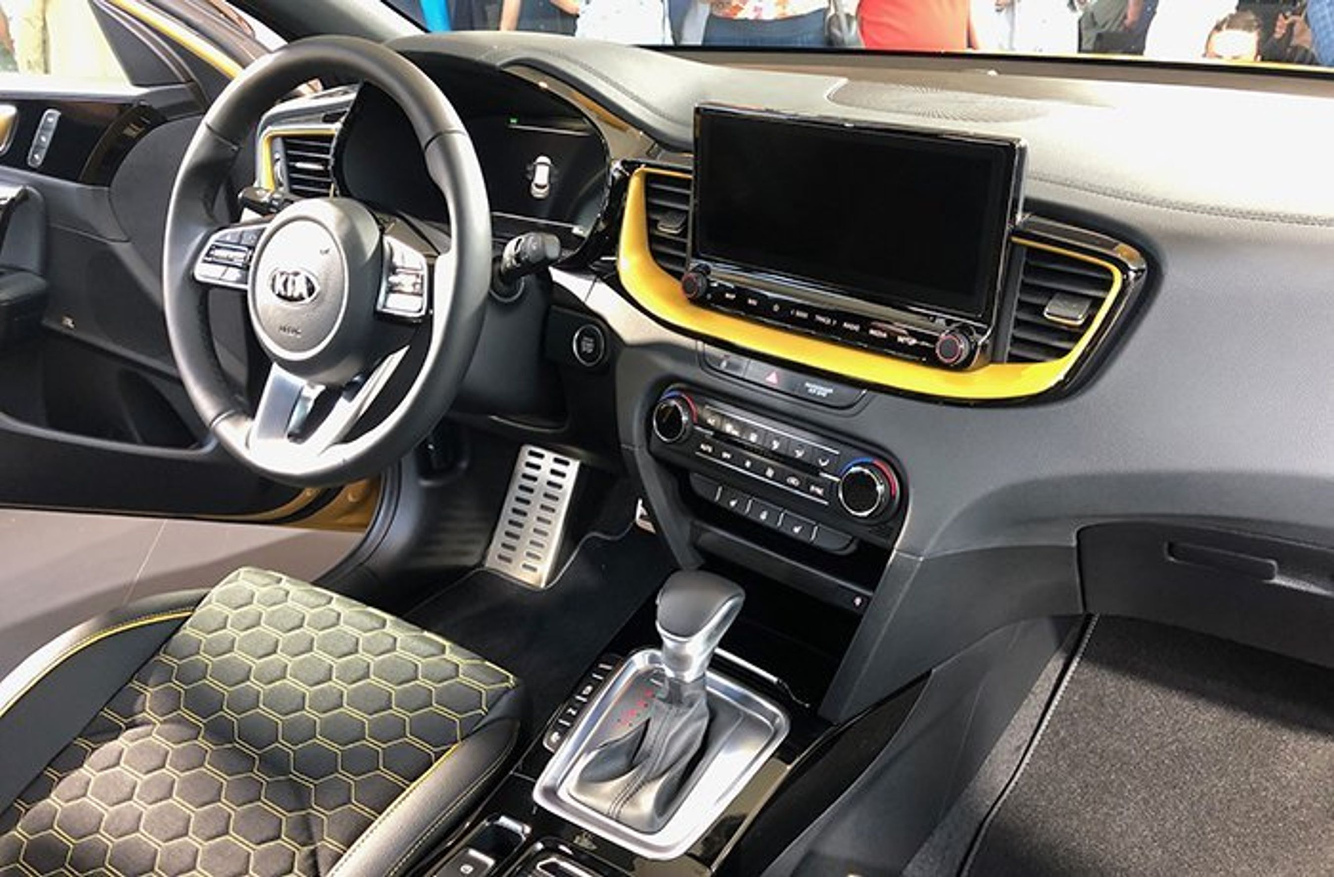 Kia Xceed har et frækt gult interiør