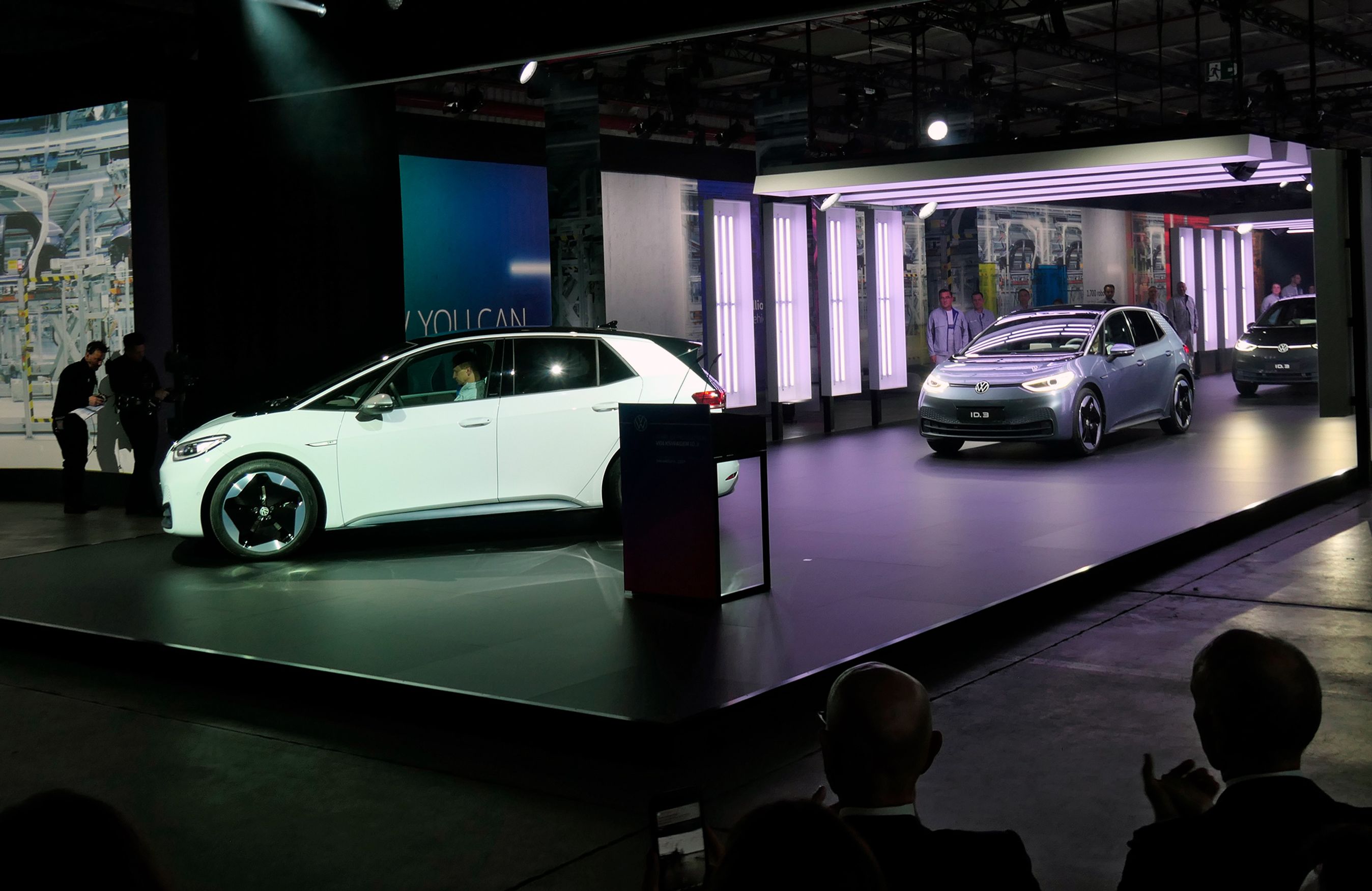 De første ID.3-biler kører symbolsk af samlebåndet.