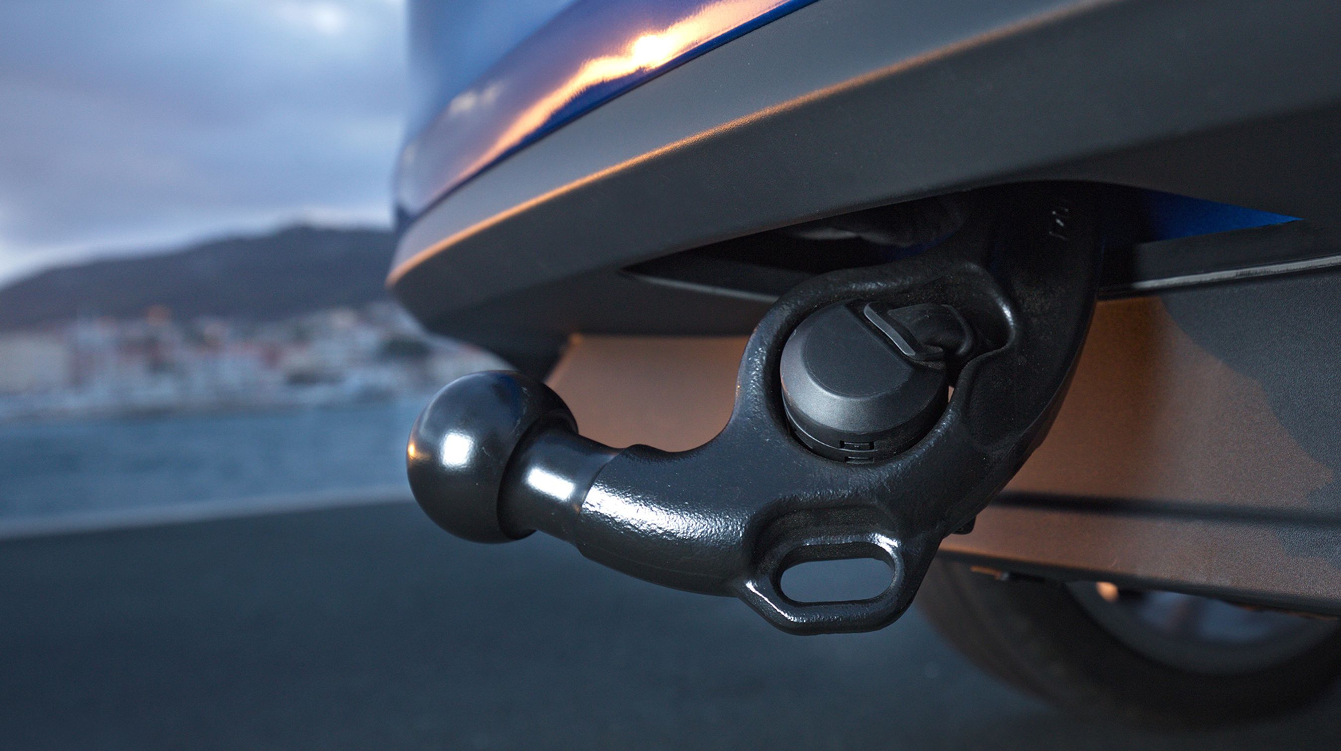 Anhængertrækket betjenes semi-elektrisk. En fin funktion, der ikke er almindelig i klassen. En knap får krogen til at komme frem; så skal den blot skubbes helt på plads manuelt. Alle danske versioner er forberedt til anhængertræk.