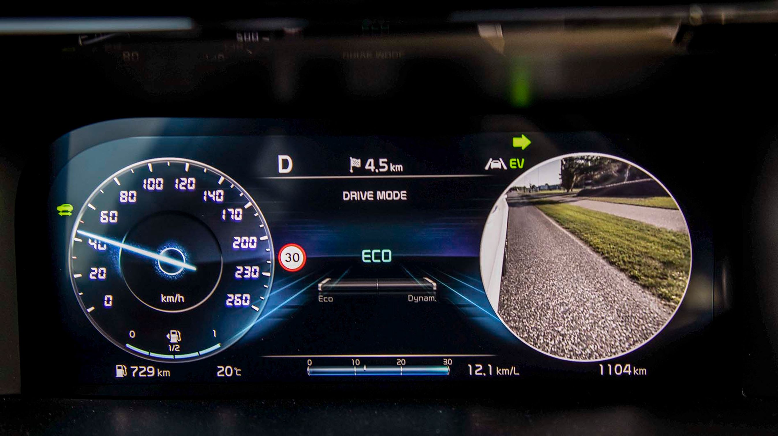 Det digitale instrumenthus rummer bl.a. et par runde felter, der kan omdannes til et billede, der viser udsynet skråt bagud, når man blinker. Rart ved vognbaneskift og højresving.