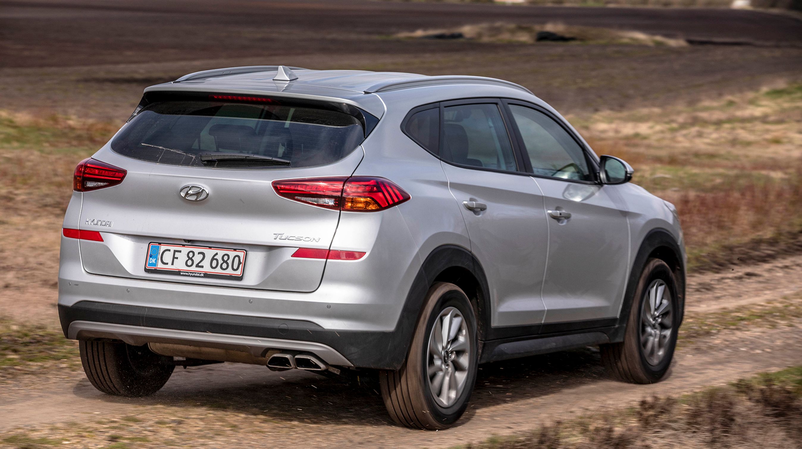 De ret små ruder langs siden af bilen gør det svært at se ud fra bagsædet.