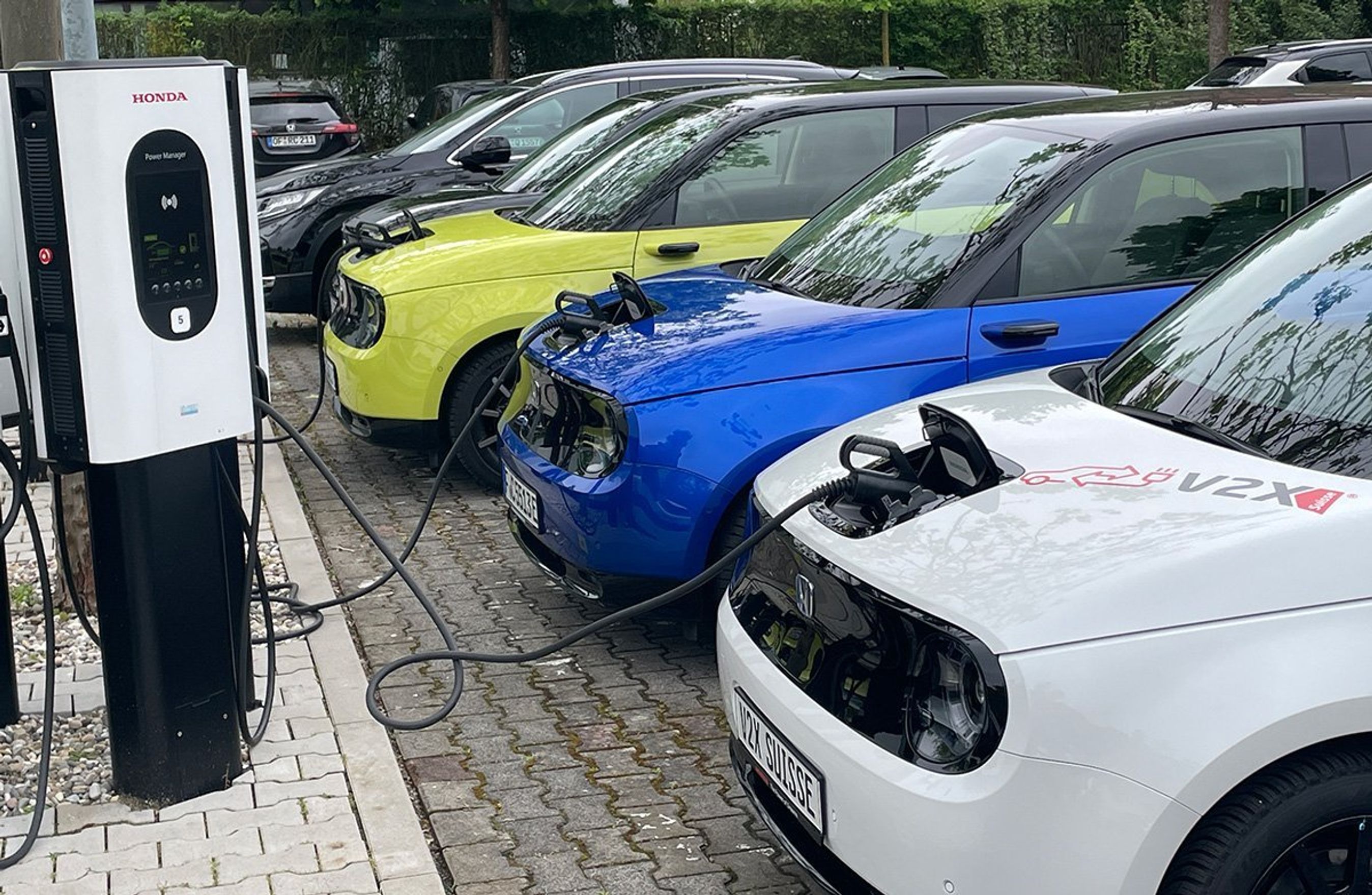 Honda e koblet til elnettet.