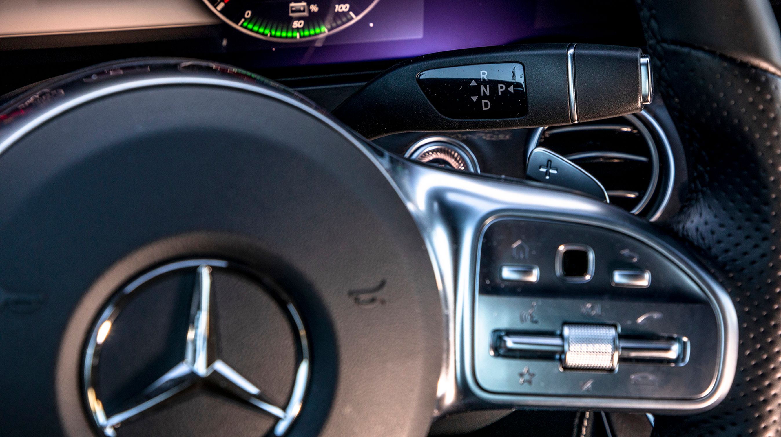 Gearvælgeren er placeret som en stilk bag rattet, og er let at betjene. Den springer selv i 'P', når turen er slut.