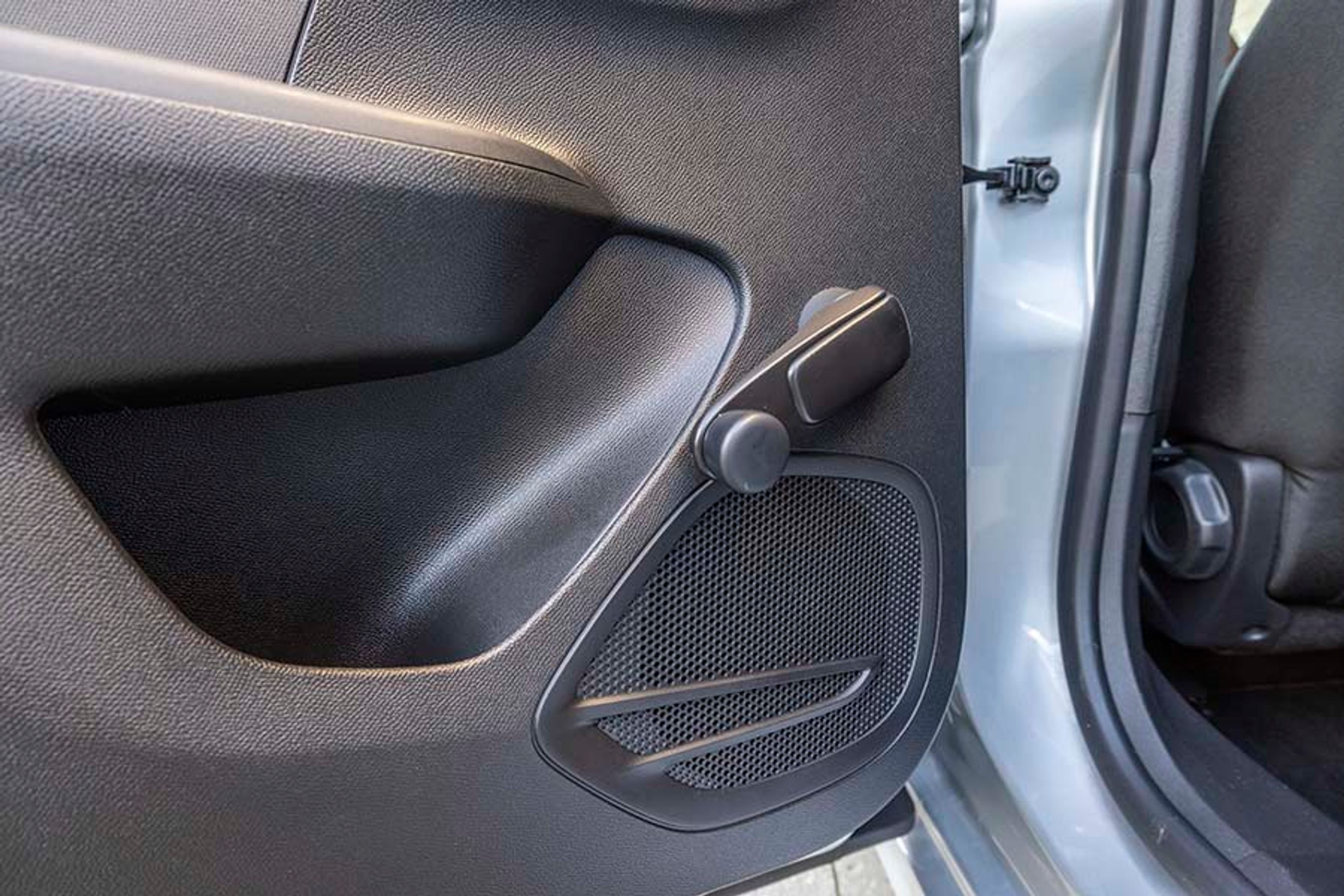 I Opel Corsa skal man manuelt rulle ruderne op i bagdørene.