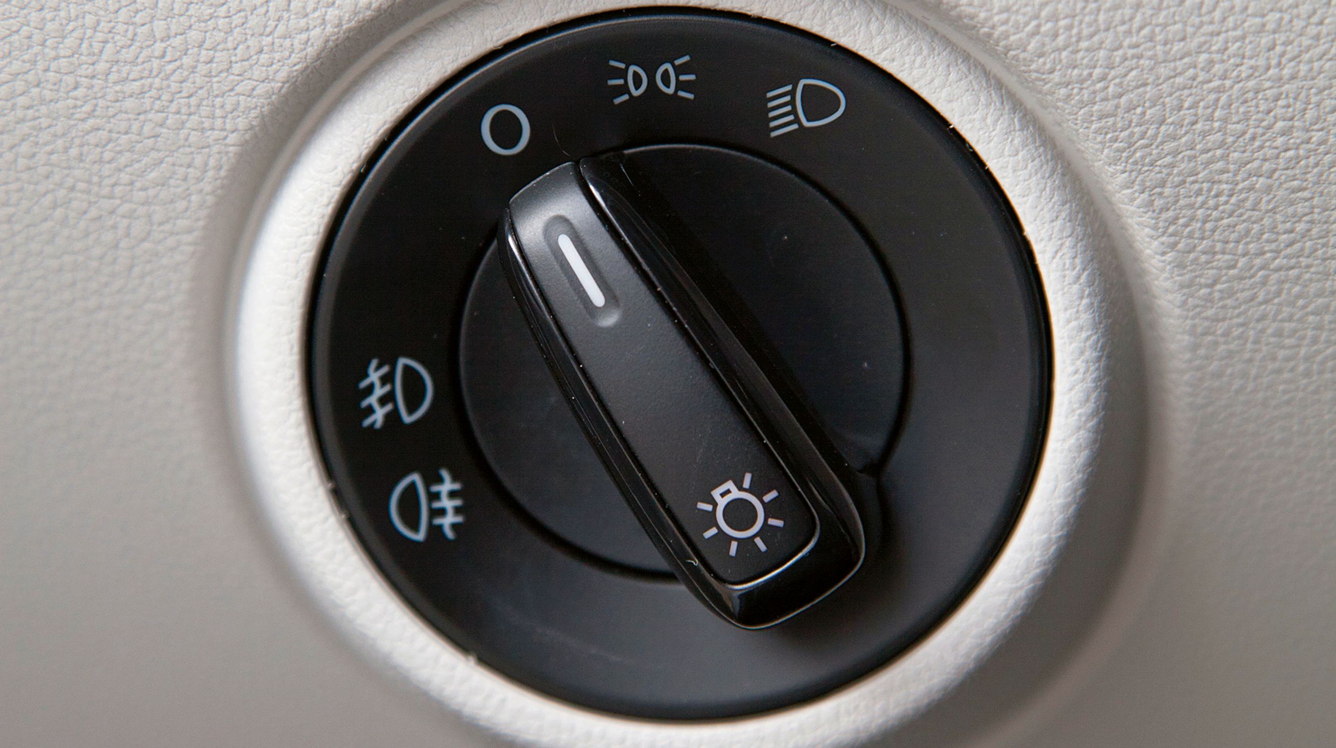 Lyskontakten er let at betjene. Men man skal selv tænde, når det bliver mørkt, for at gå fra kørelys til nærlys og lys i instrumenterne.