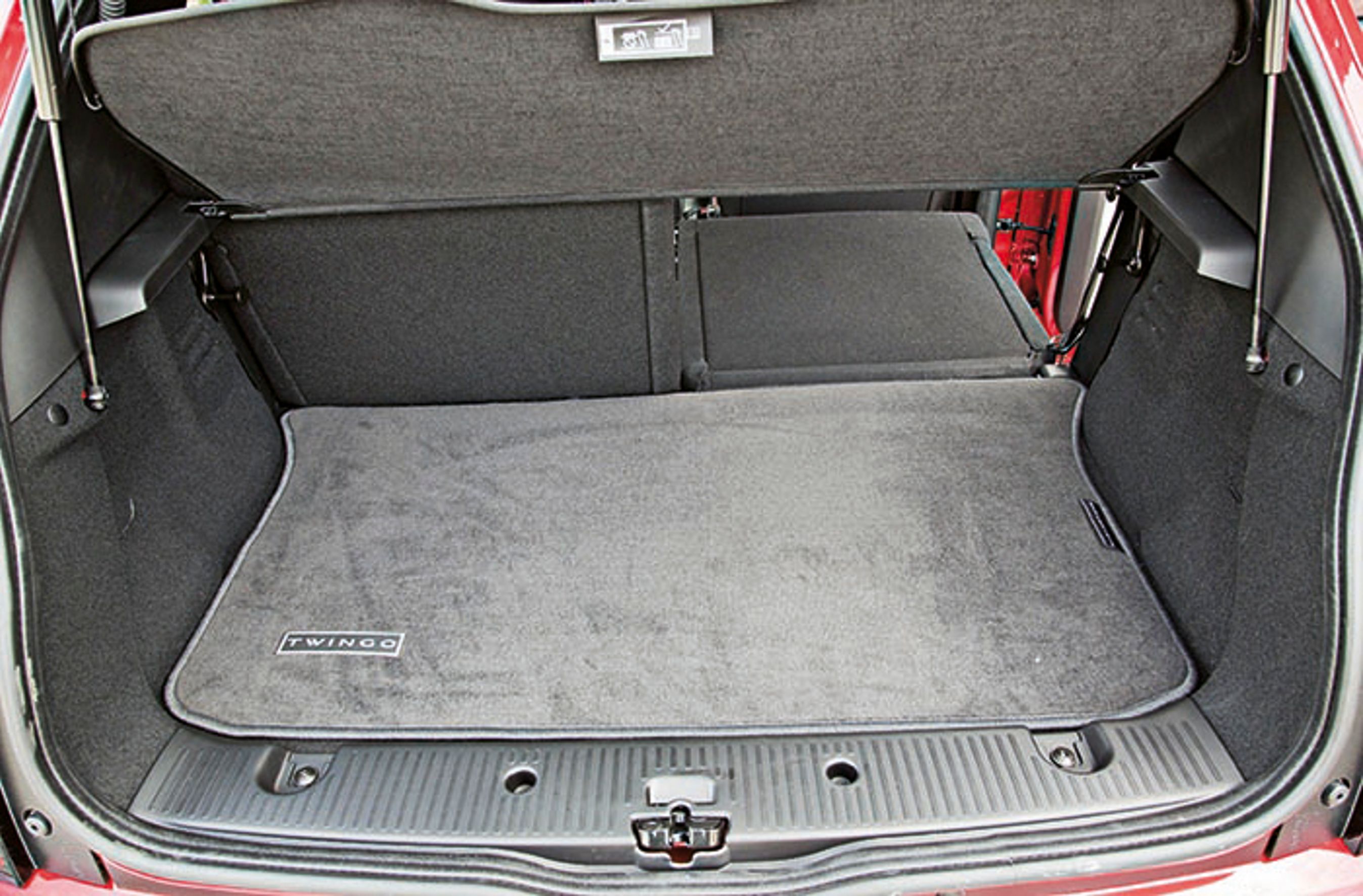 Bagagerummet er overraskende stort. Bagsædets ryglæn kan stilles i lodret position, og det øger pladsen. Motoren er placeret under gulvet.