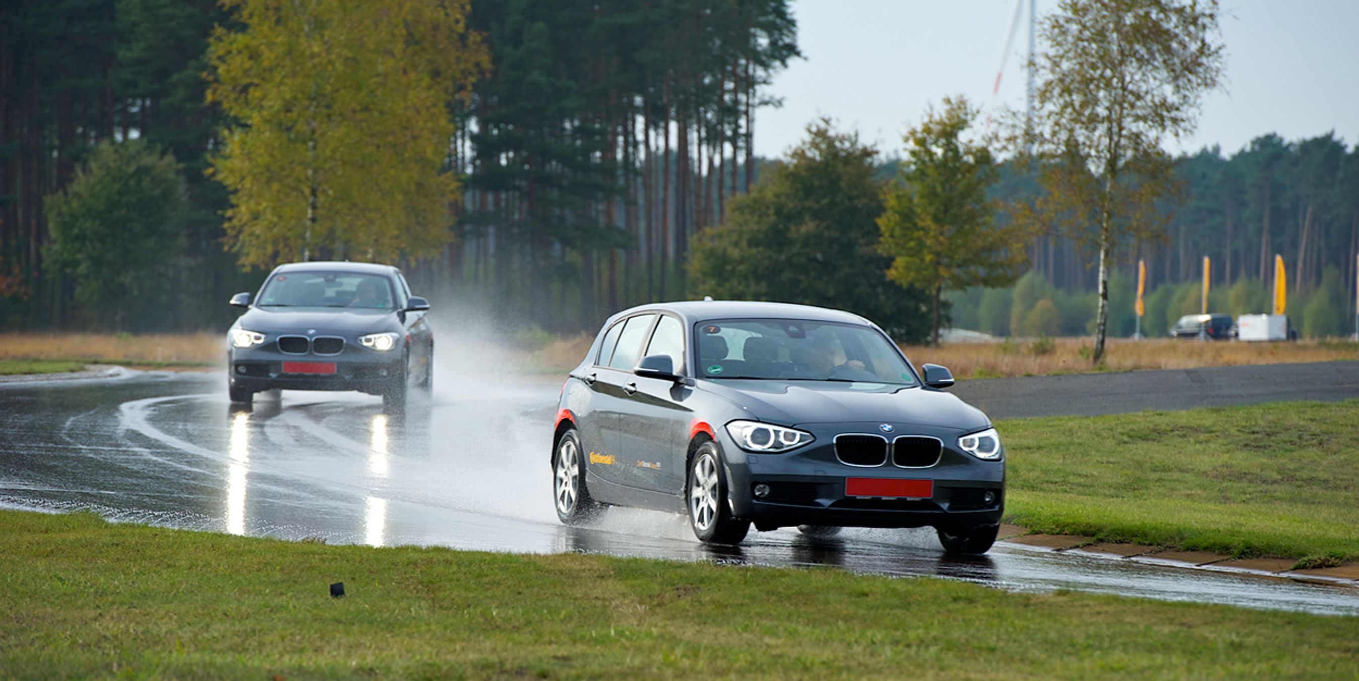 Motor fik lejlighed til at prøvekøre to ens biler på våd vej med gode og dårlige dæk. Forskellen viste sig at være enorm ved kørsel gennem kurver, der svarer til dem man møder på en dansk landevej.