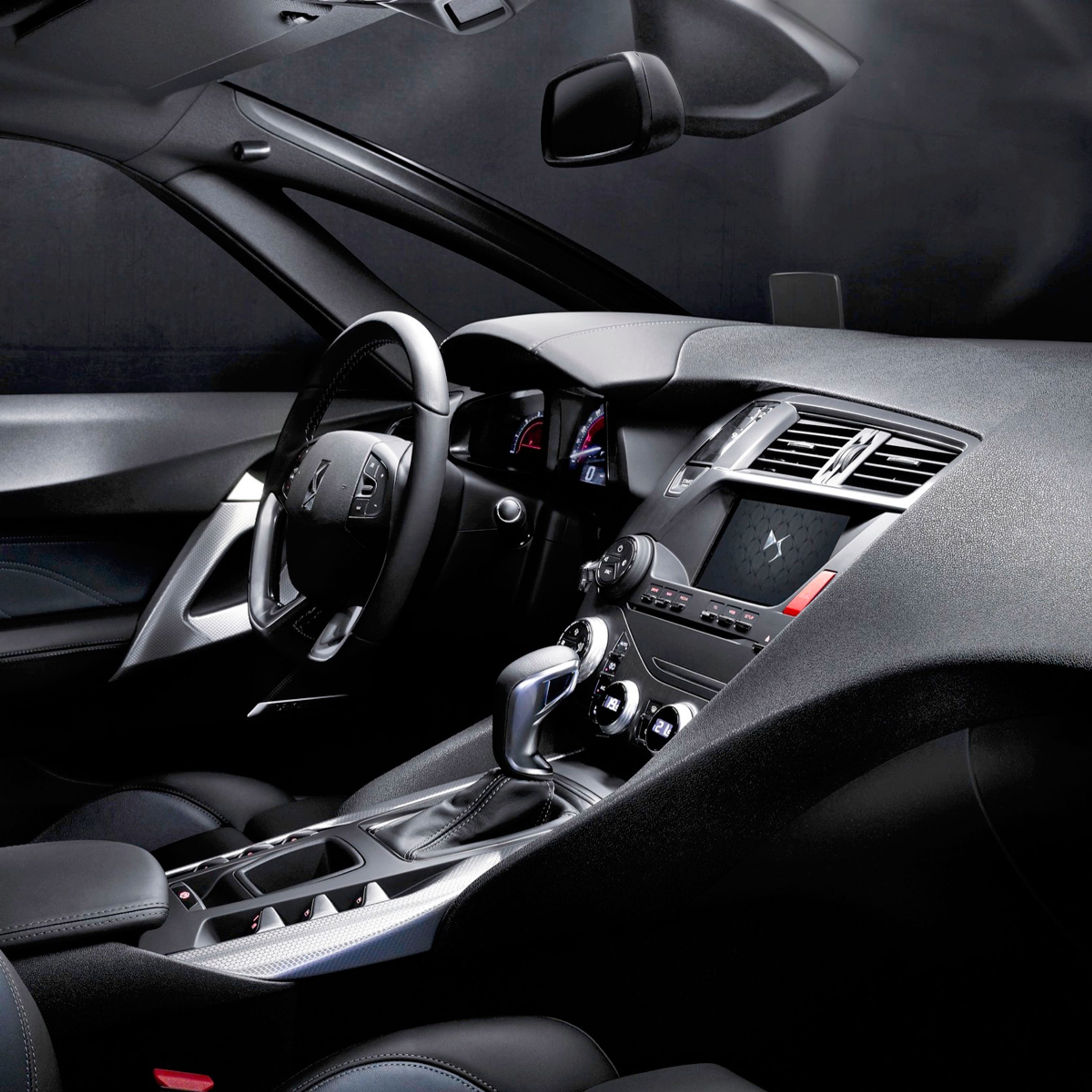 Førerpladsen er stadig i cockpit-stil, men det er ikke muligt ud fra billedet at se, om der stadig er lige så mange knapper i loftet som før.