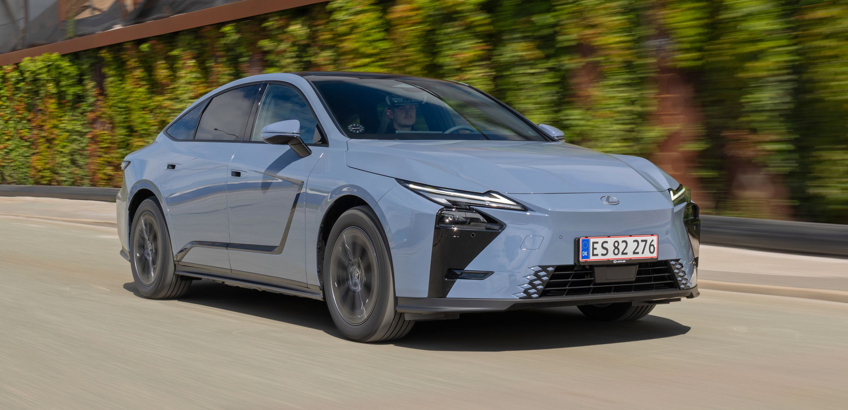 Blå Lexus ES kørende set skråt forfra.