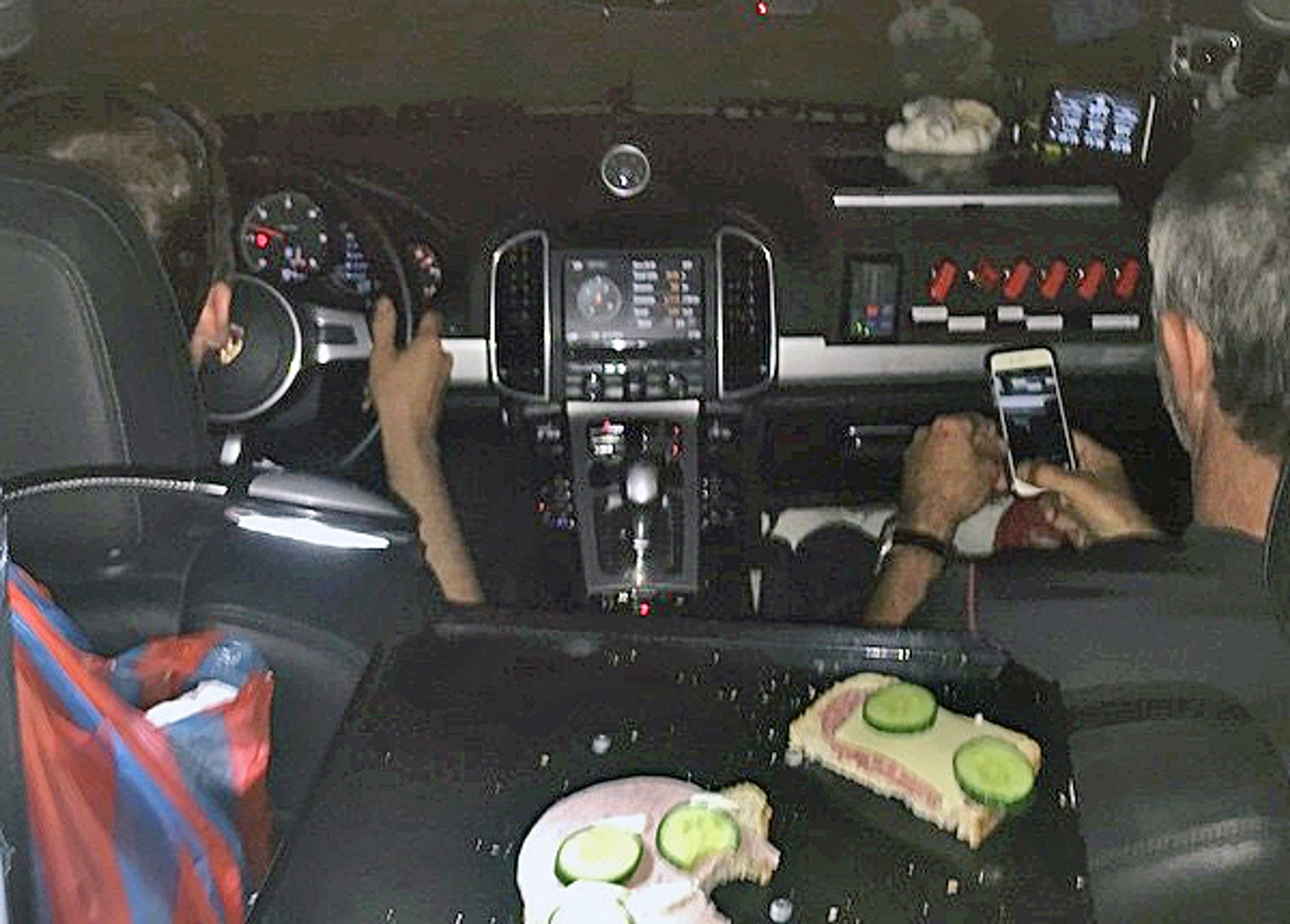 De tre eventyrer havde både spist og sovet i bilen.