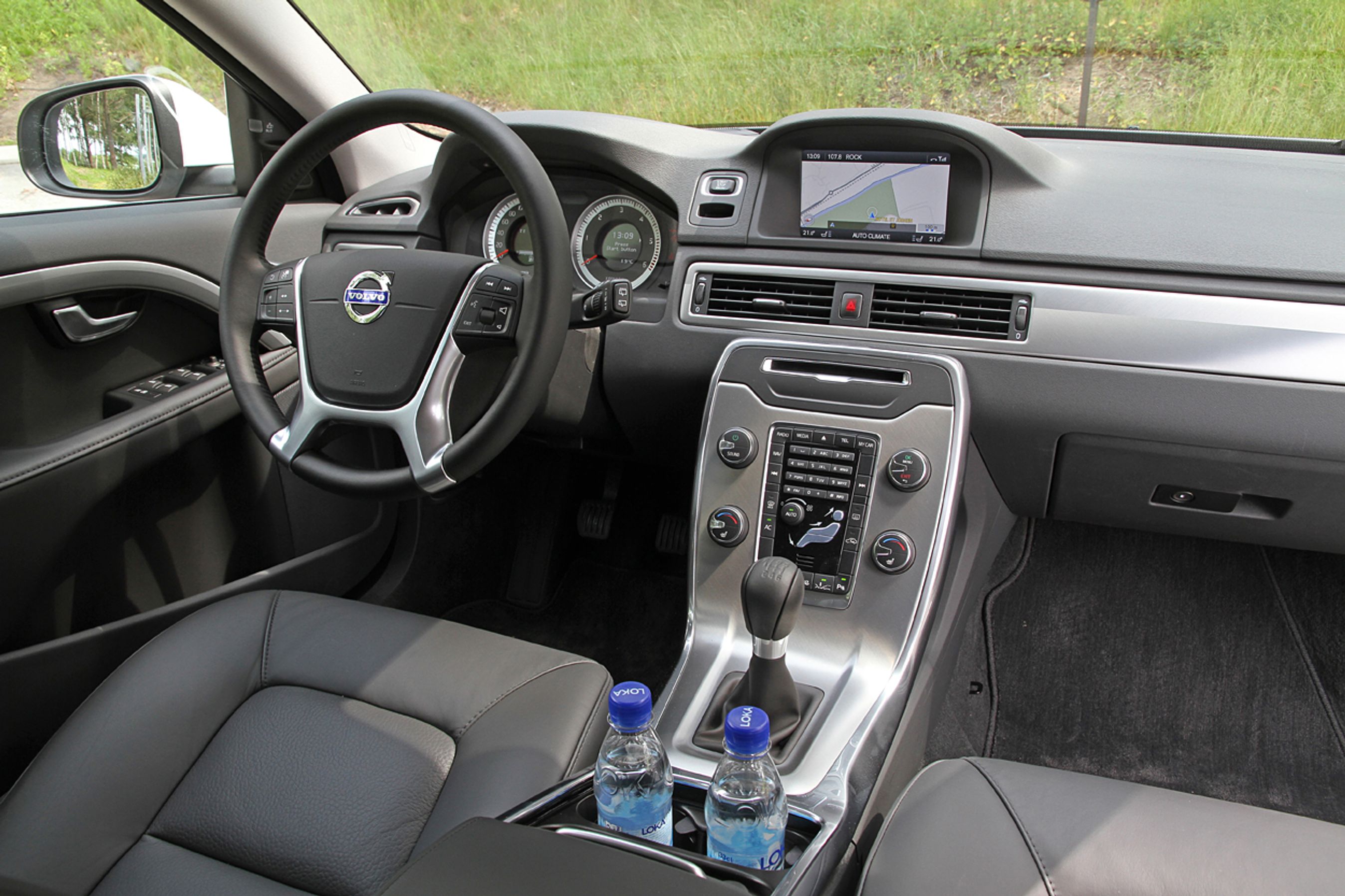 Den øverste del af instrumentbordet er bygget helt om, så der er blevet plads til en farveskærm allerøverst. Her i syvtommer-udgaven.