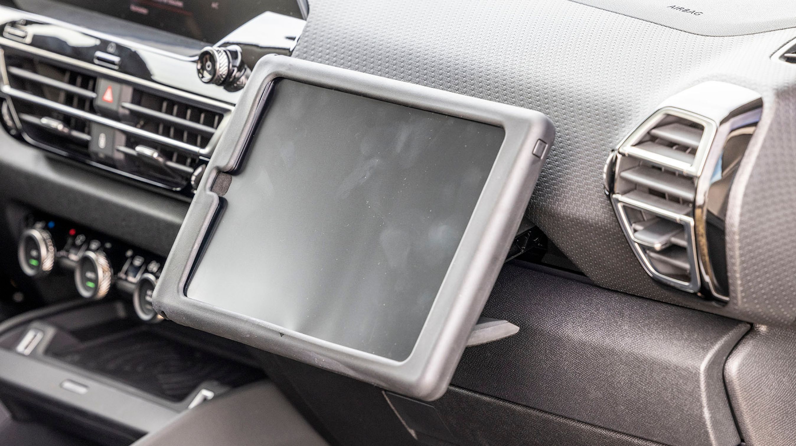 Man kan montere en holder til en iPad foran højre førersæde i en særlig konsol, der kan klikkes fast på instrumenthuset. Systemet er sikkerhedstestet og er ikke i vejen for en evt. airbag. Skærmen er udformet, så føreren ikke kan se den under kørslen.