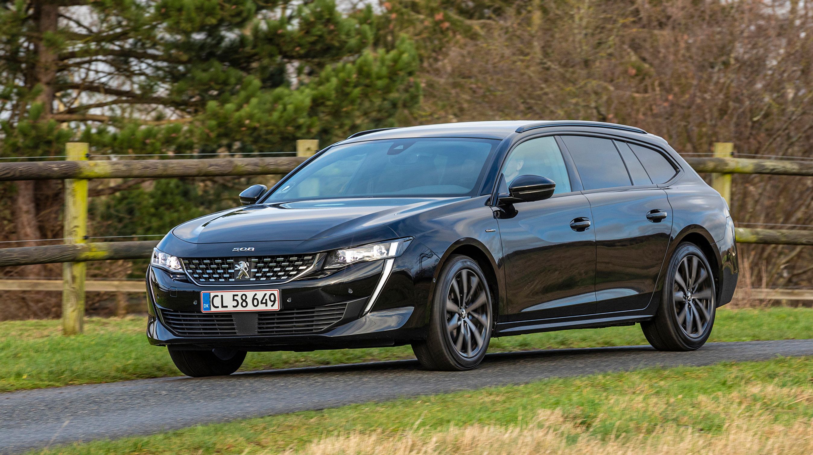 Peugeot 508 SW GT er en køreglad model – en bil du bliver glad for at køre i. Der er et stort fartoverskud og en overraskende god komfort trods store fælge. 