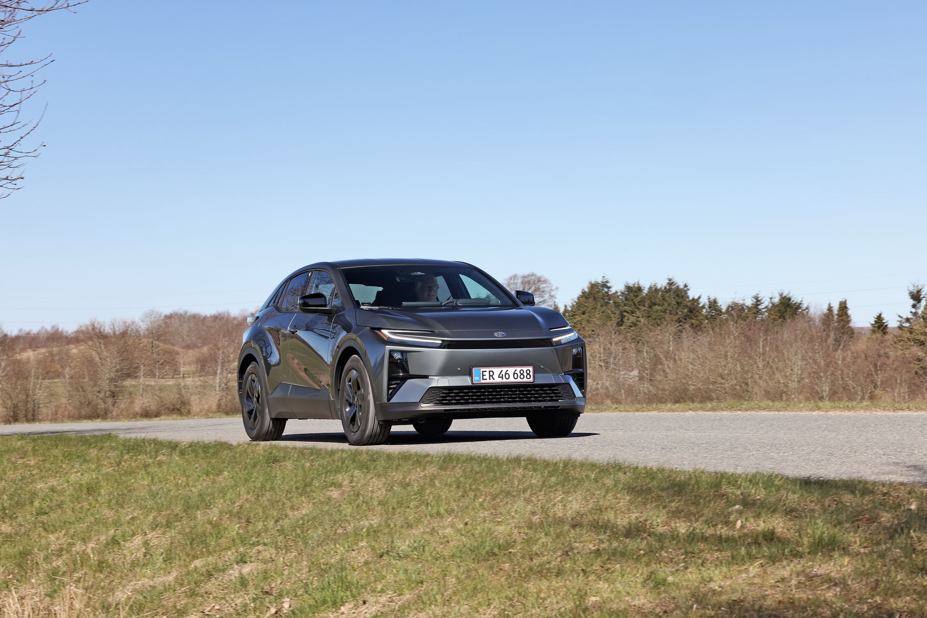 Toyota C-HR+ set forfra