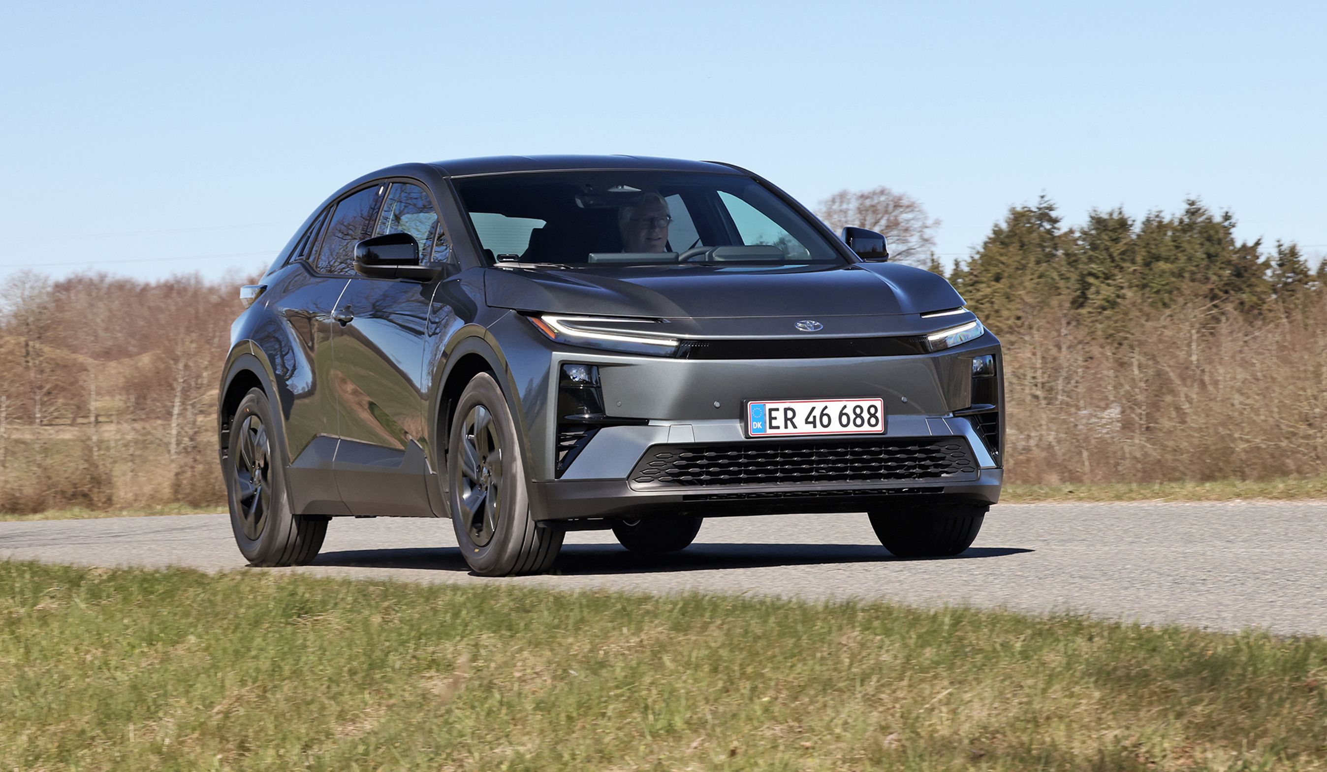 Toyota C-HR+ set forfra