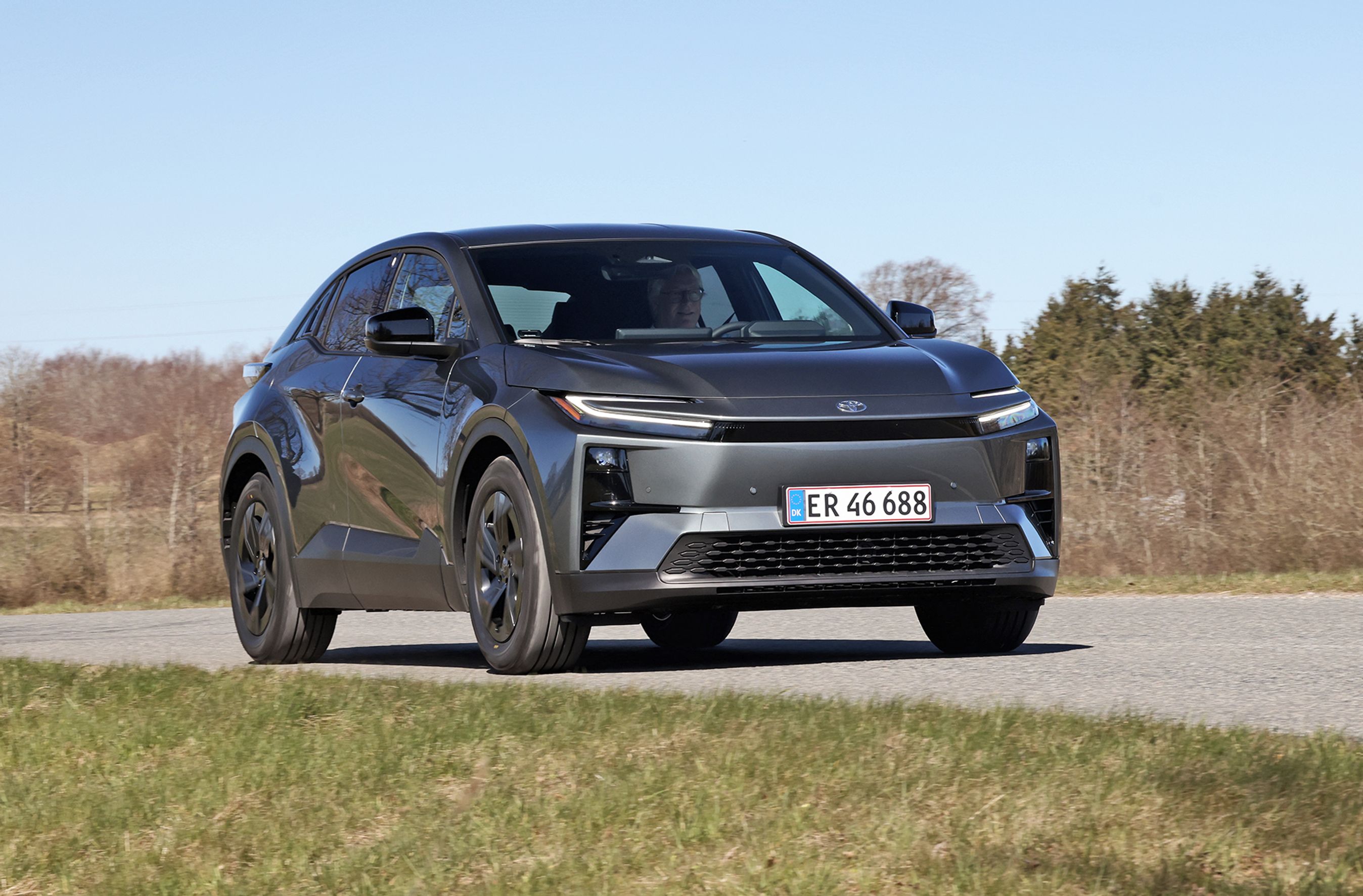 Toyota C-HR+ set forfra