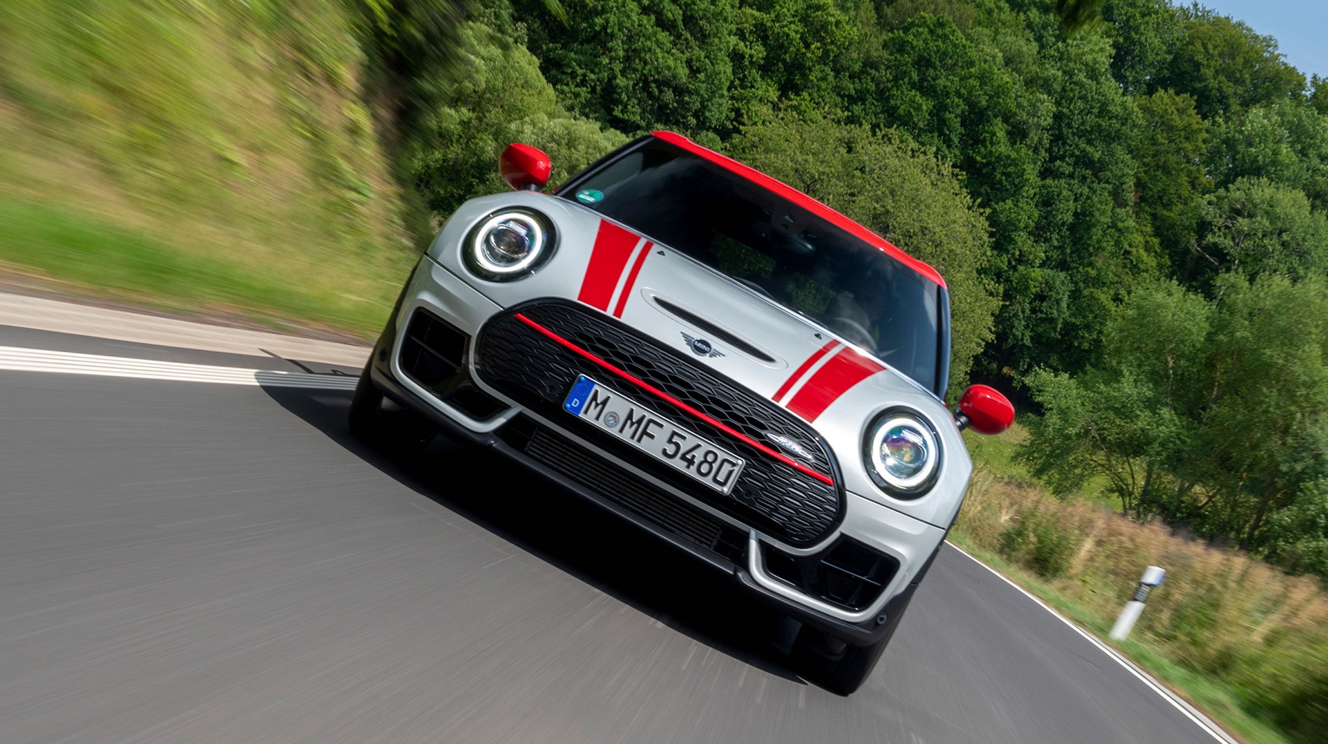 Mini Clubman bærer de klassiske runde forlygter og den karakteristiske grill. I denne John Cooper Works-udgave er forlygterne af LED-matrix typen.