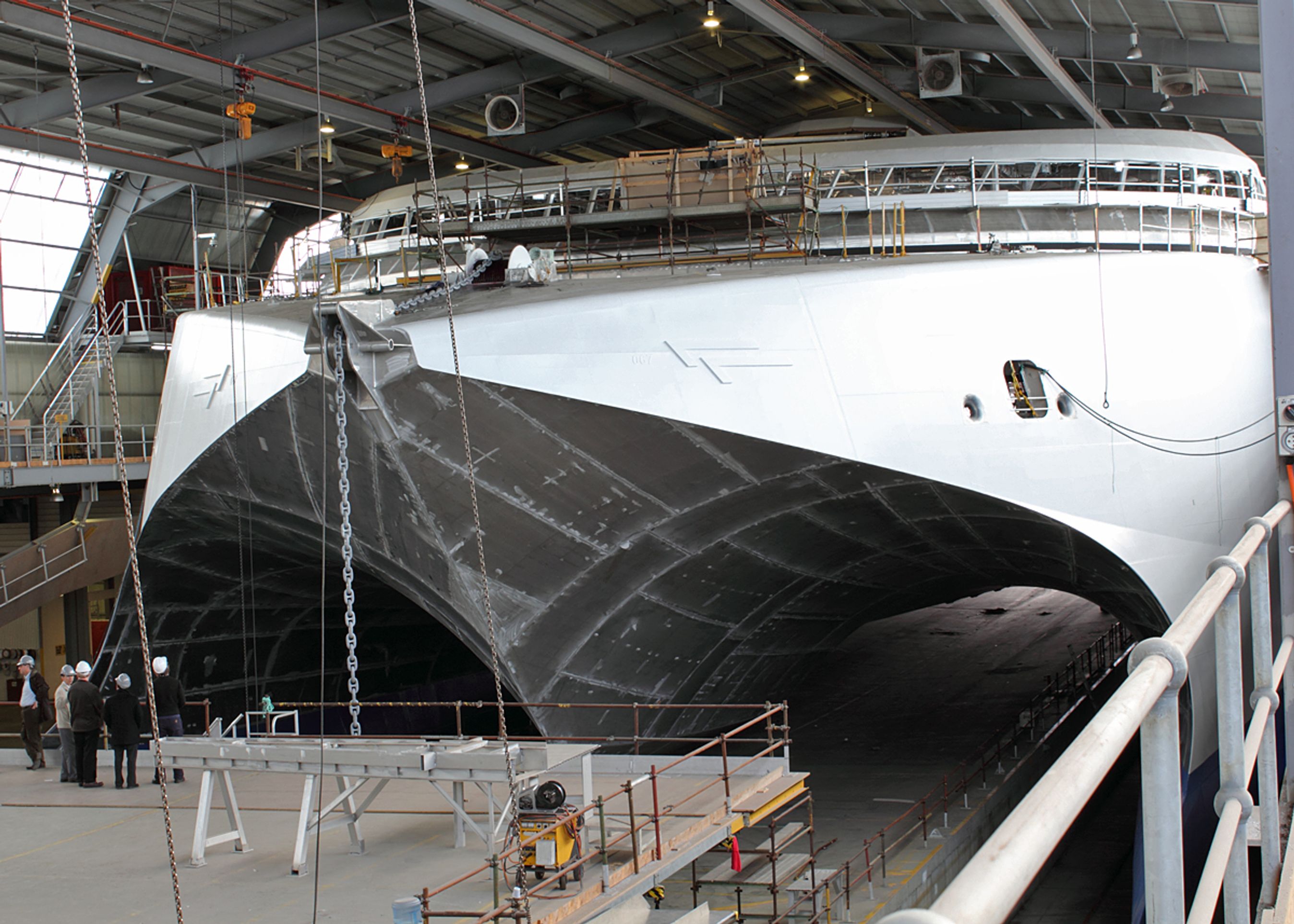 Mols-Liniens nye katamaran er stadig under bygning hos Incat-værftet i Australien. Værftet begyndte at bygge skibet uden at have en kunde, men nu har det danske rederi altså skrevet lejekontrakt og kan få den nye færge med kort varsel.