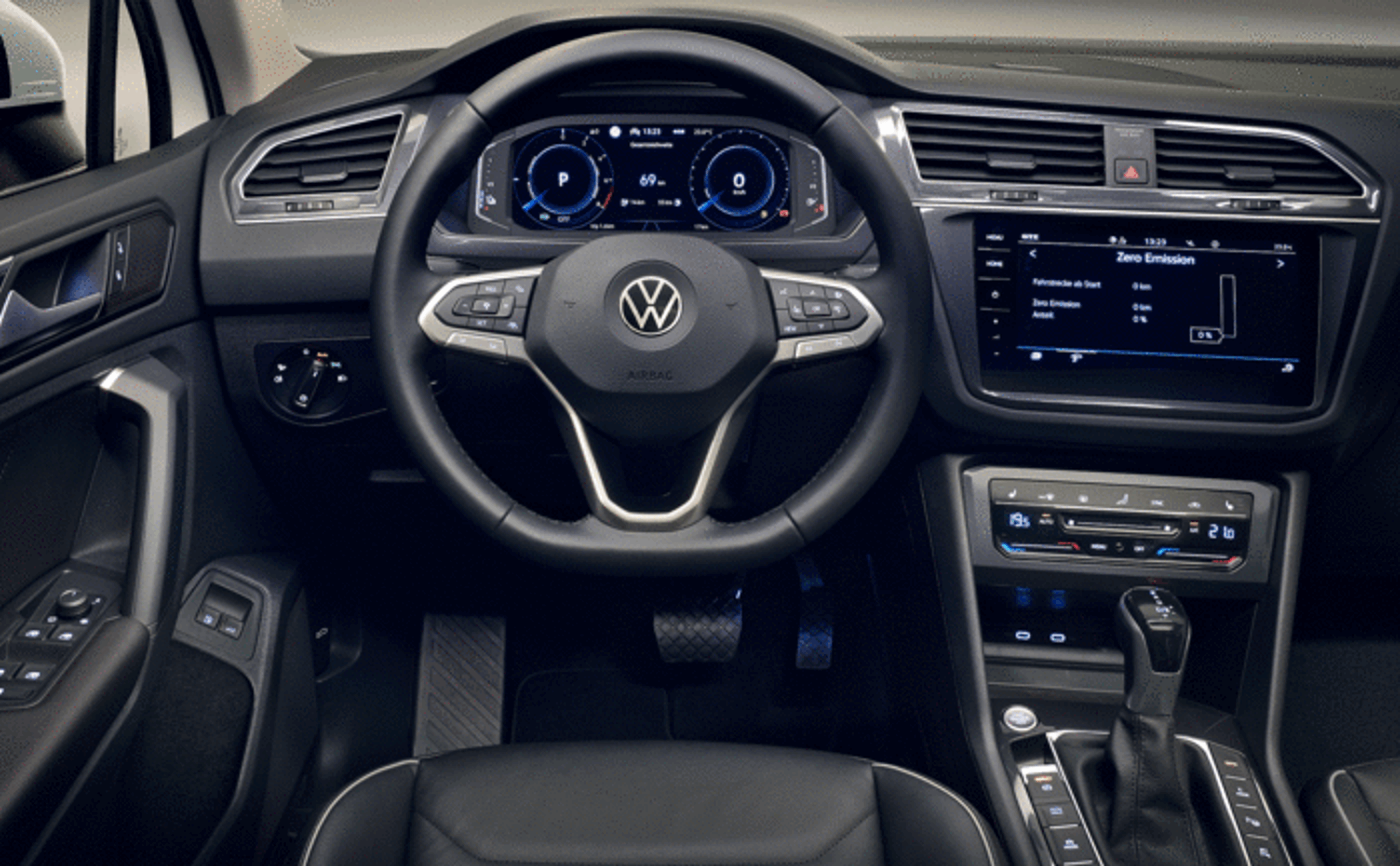 Førerpladsen i den fornyede Tiguan- her en R-line-model.