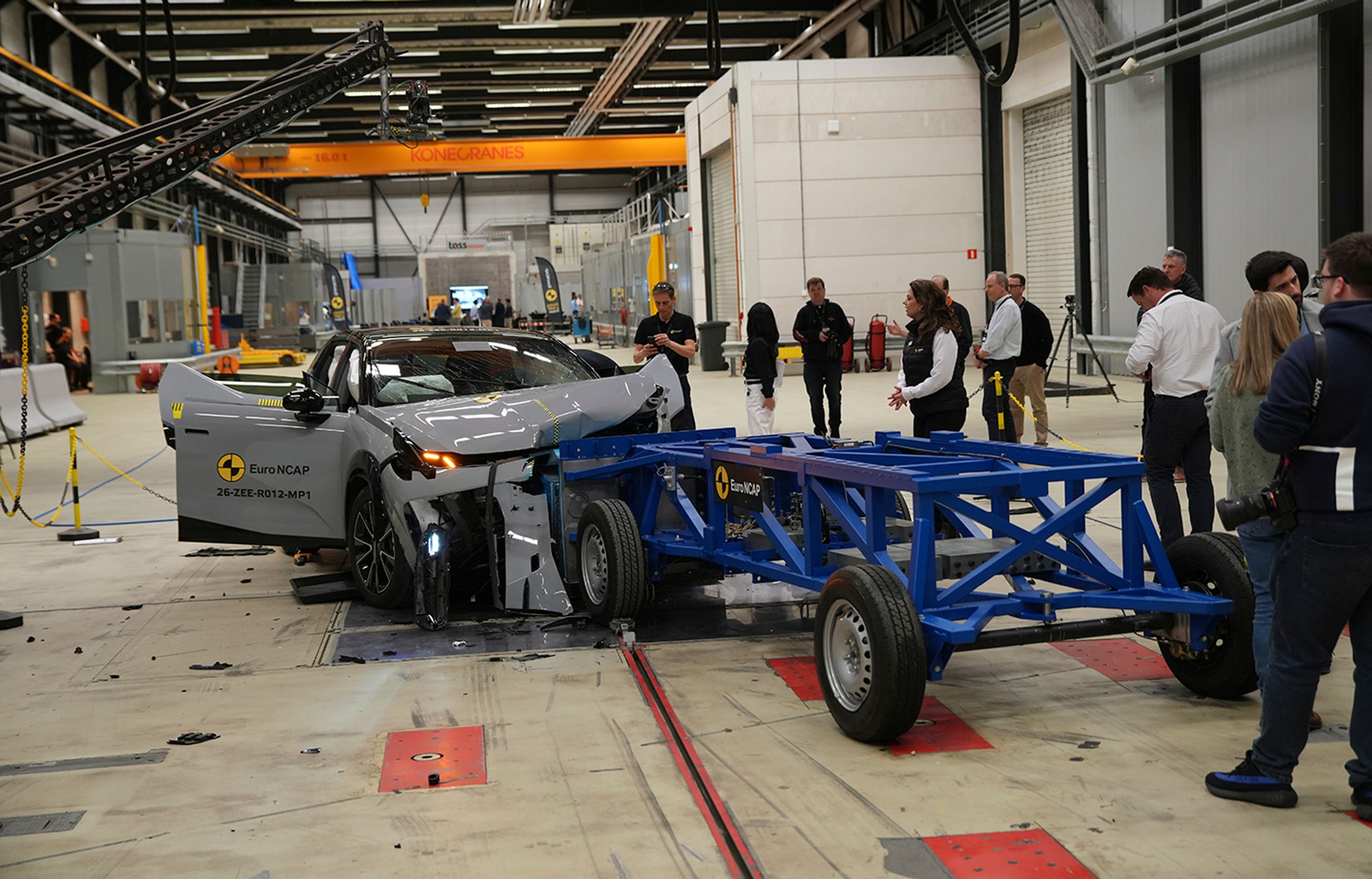 Grå Zeekr X holder i testhal med smadret front efter crashtest.