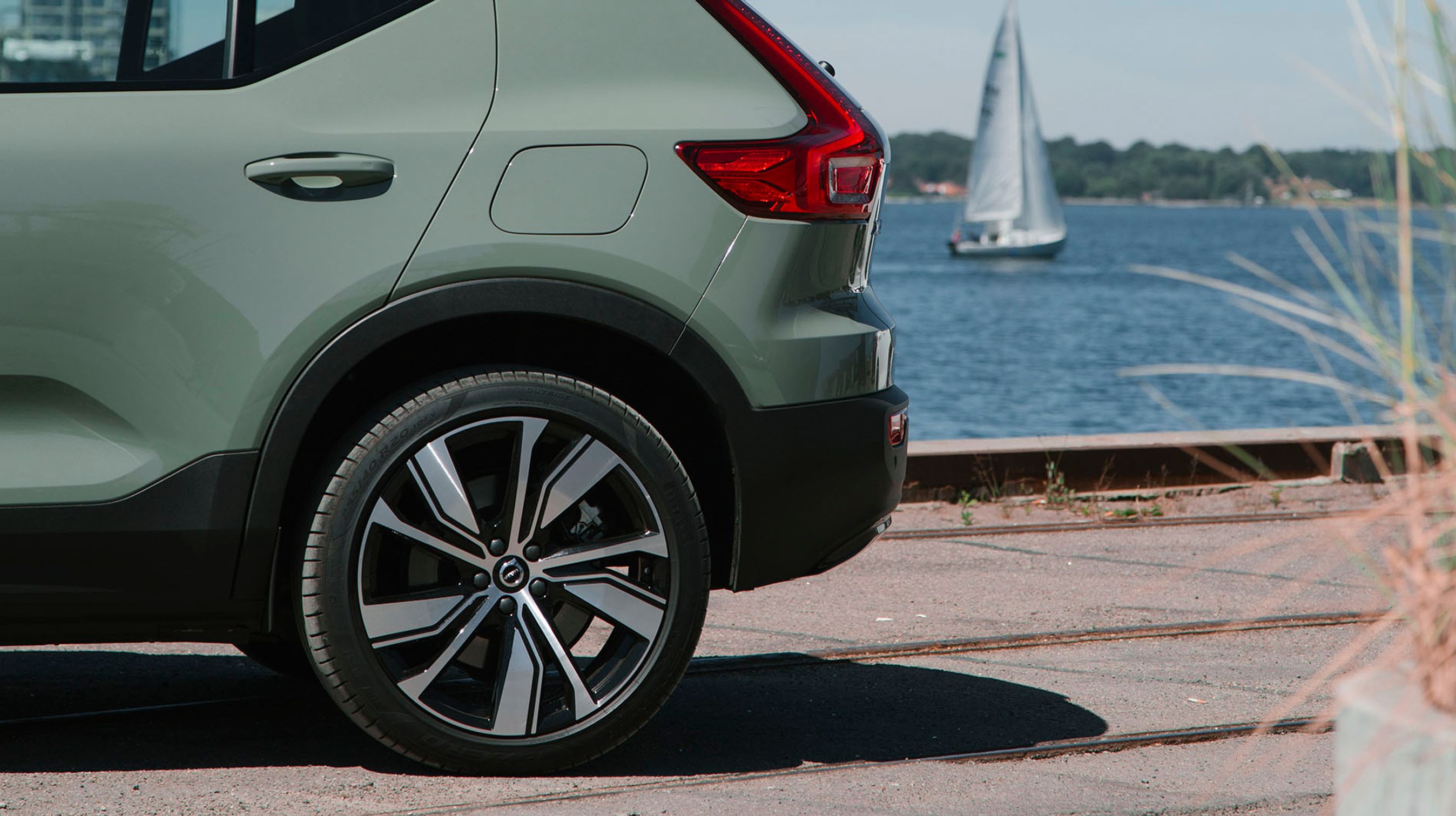 Ladestikket er placeret i venstre side over baghjulet. Man kan lade med tre faser og 11 kW derhjemme, mens man på farten kan lade med op til 150 kW fra en DC-oplader.