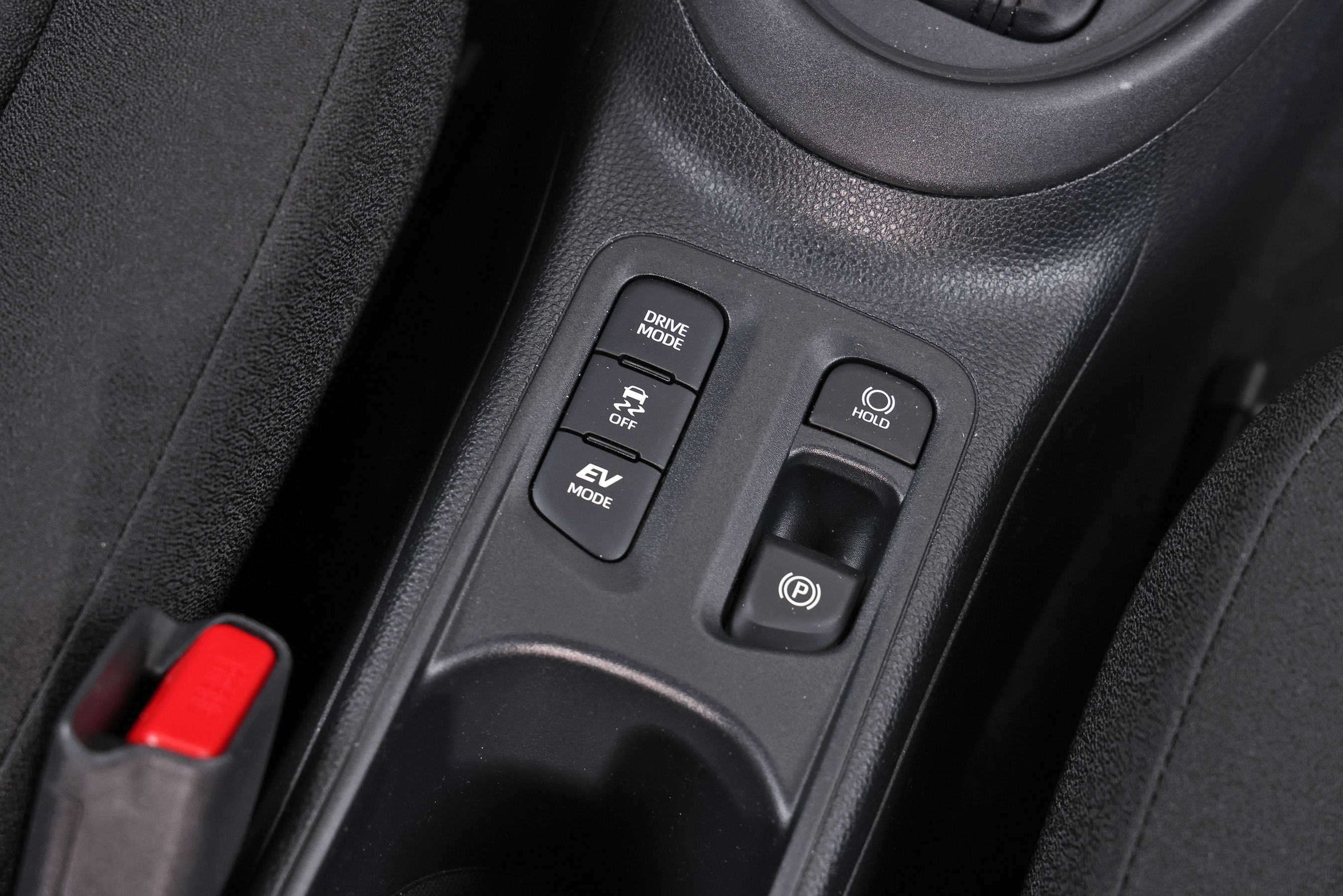 Knapper til EV-mode, autohold og køreprogram i en Toyota Aygo X