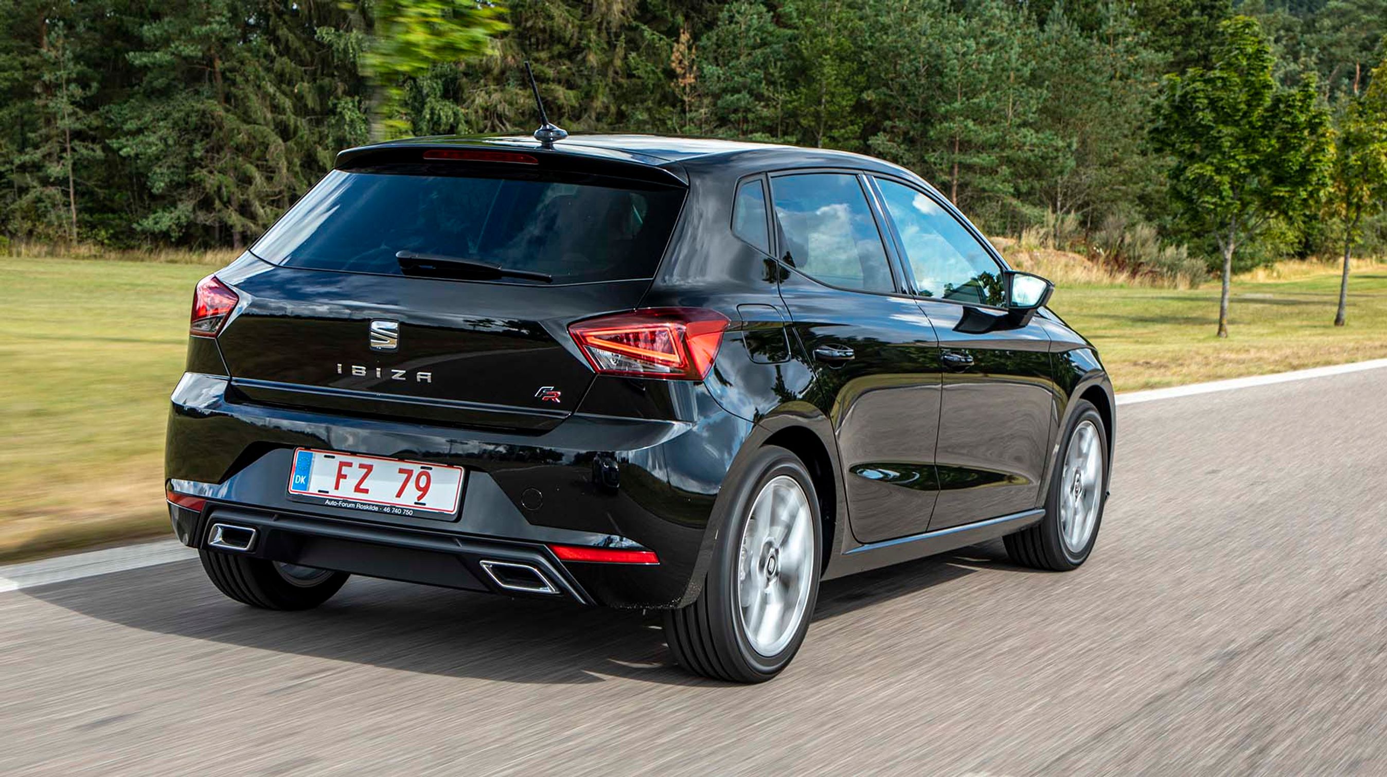 To udstødningsrør tegner et sportsligt billede af bilen, men de er i virkeligheden ’fake’. Men smart ser det ud.