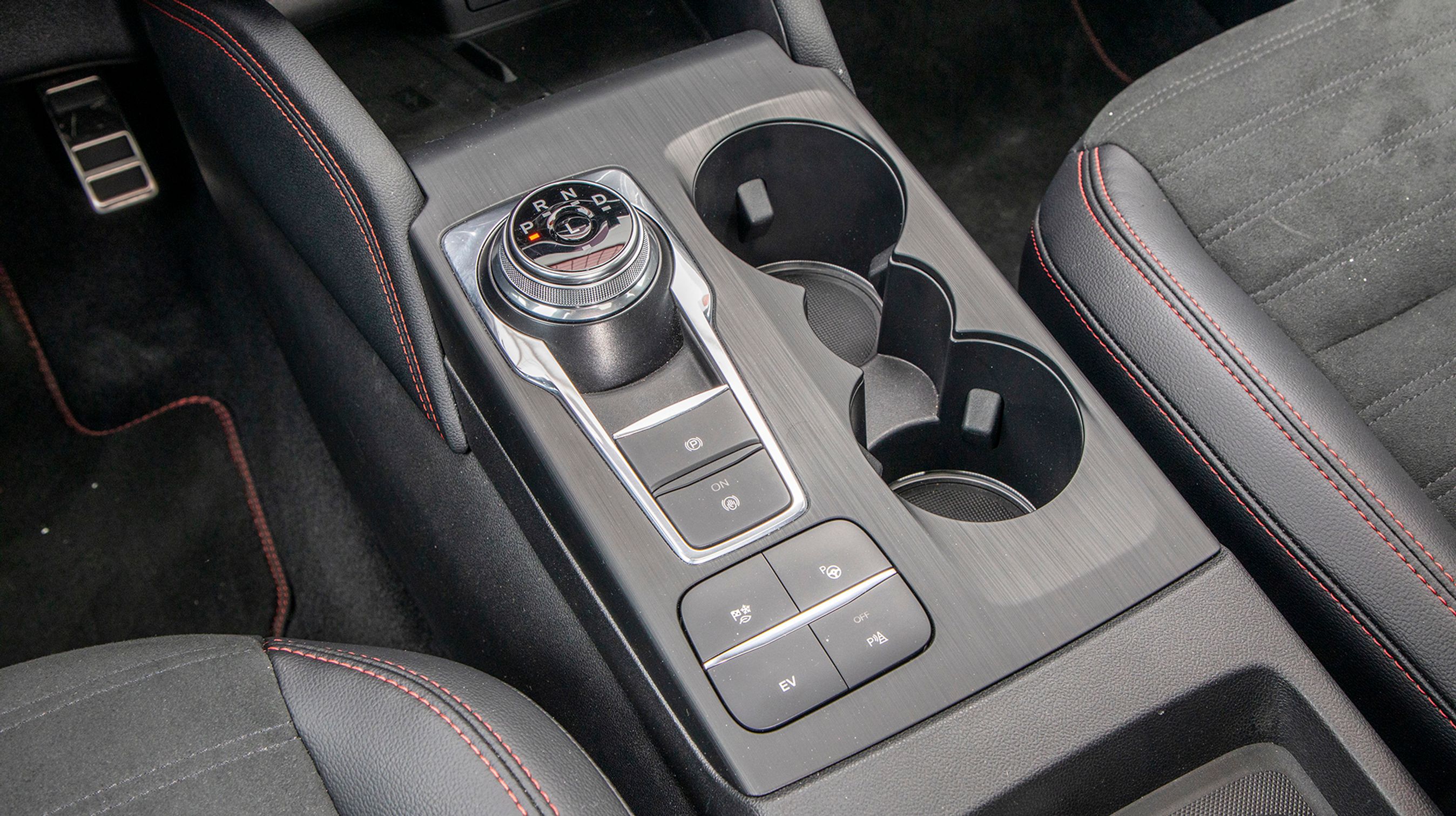 Gearvælgeren er en drejeknap, der er let at bruge. Når man slukker motoren, glider den selv over i „P“.