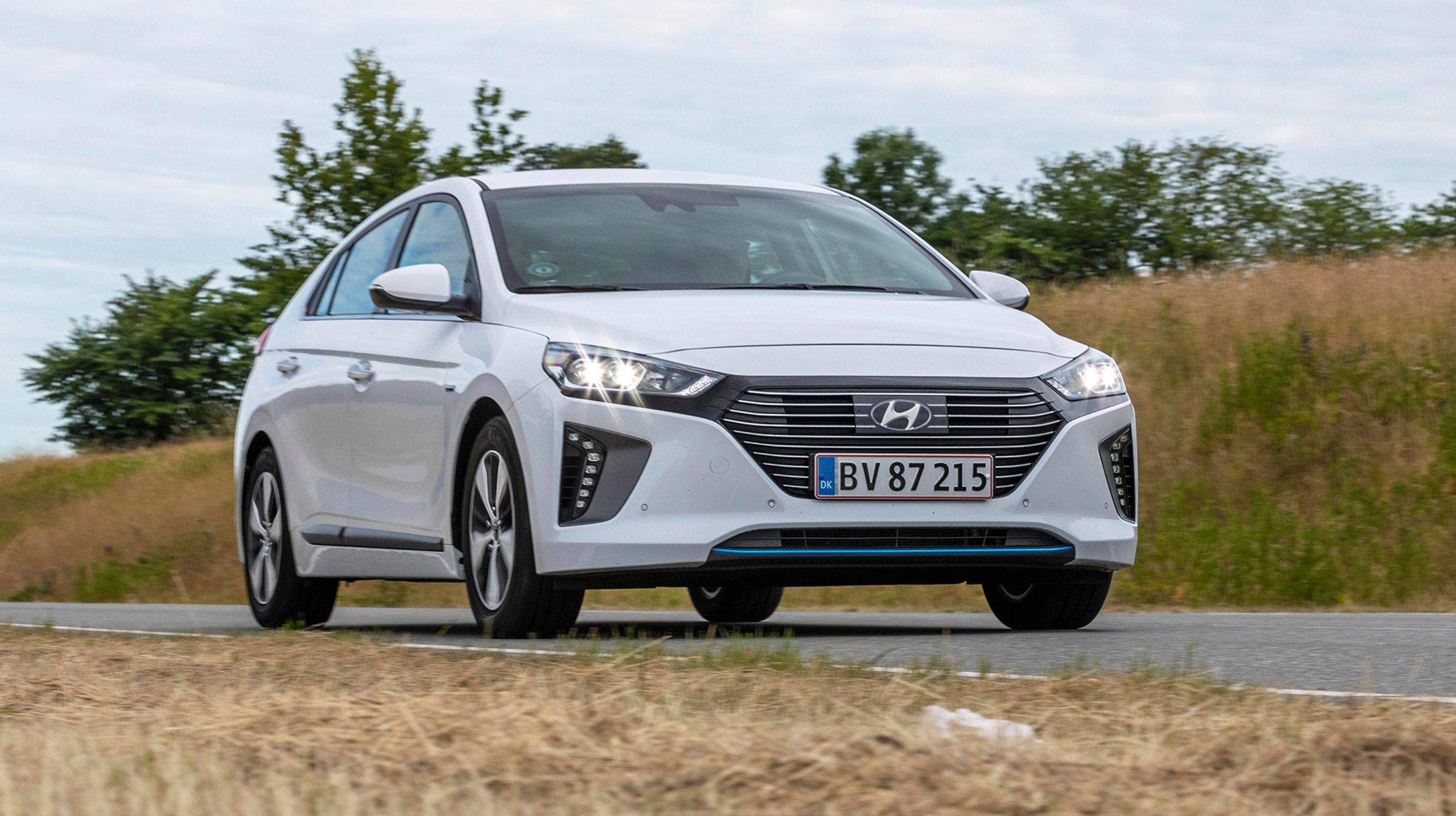 Hyundai Ioniq er en benzinbil, der også kan køre på el. Batteriet kan lades op fra elnettet, og bilen kan køre op til 50 km på strøm alene.