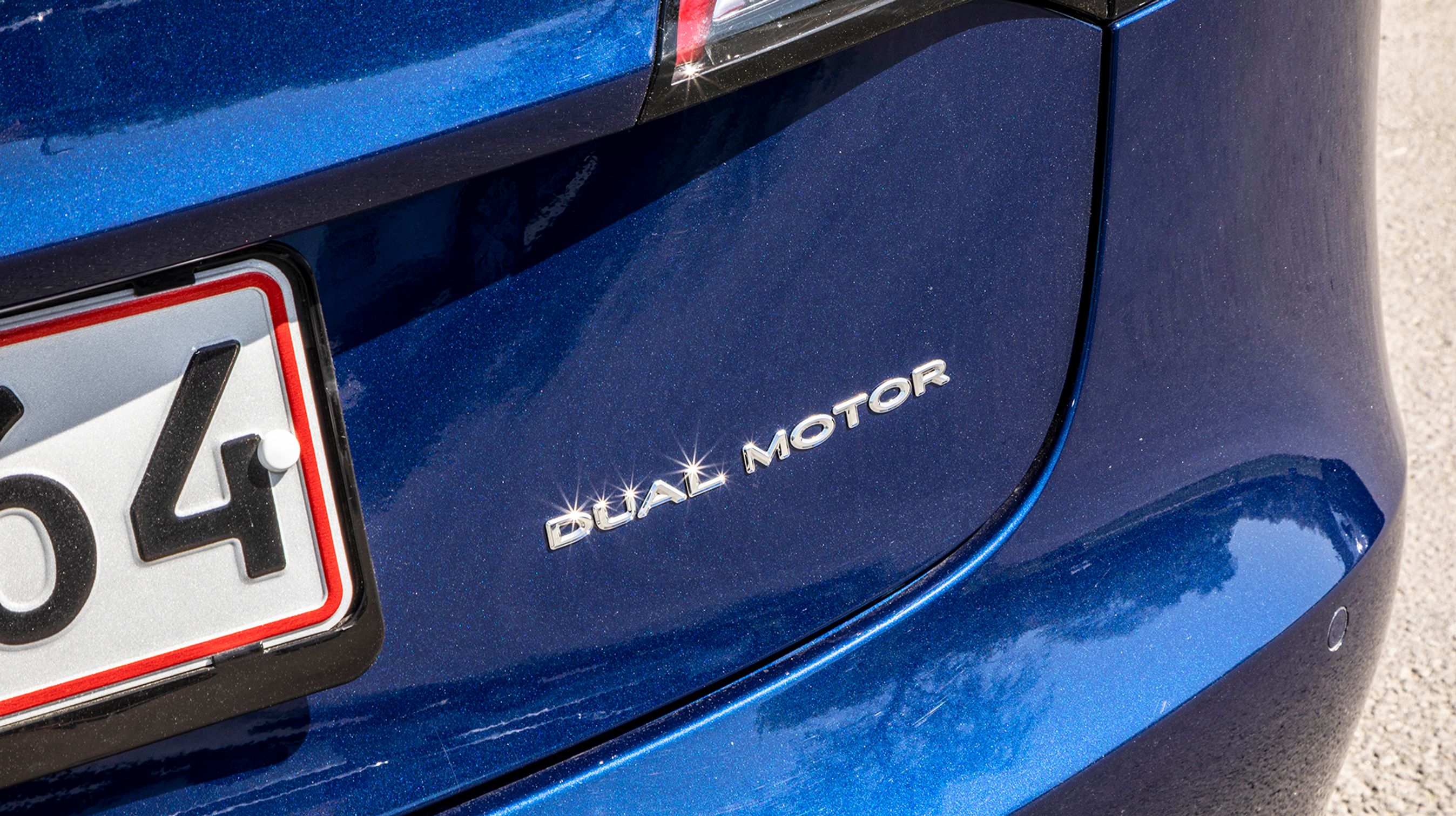 Denne testede udgave har firehjulstræk, som er opbygget ved at placere en elmotor ved hver aksel (Dual Motor). Model 3 kommer også i en udgave med kun én motor, og så har den baghjulstræk.