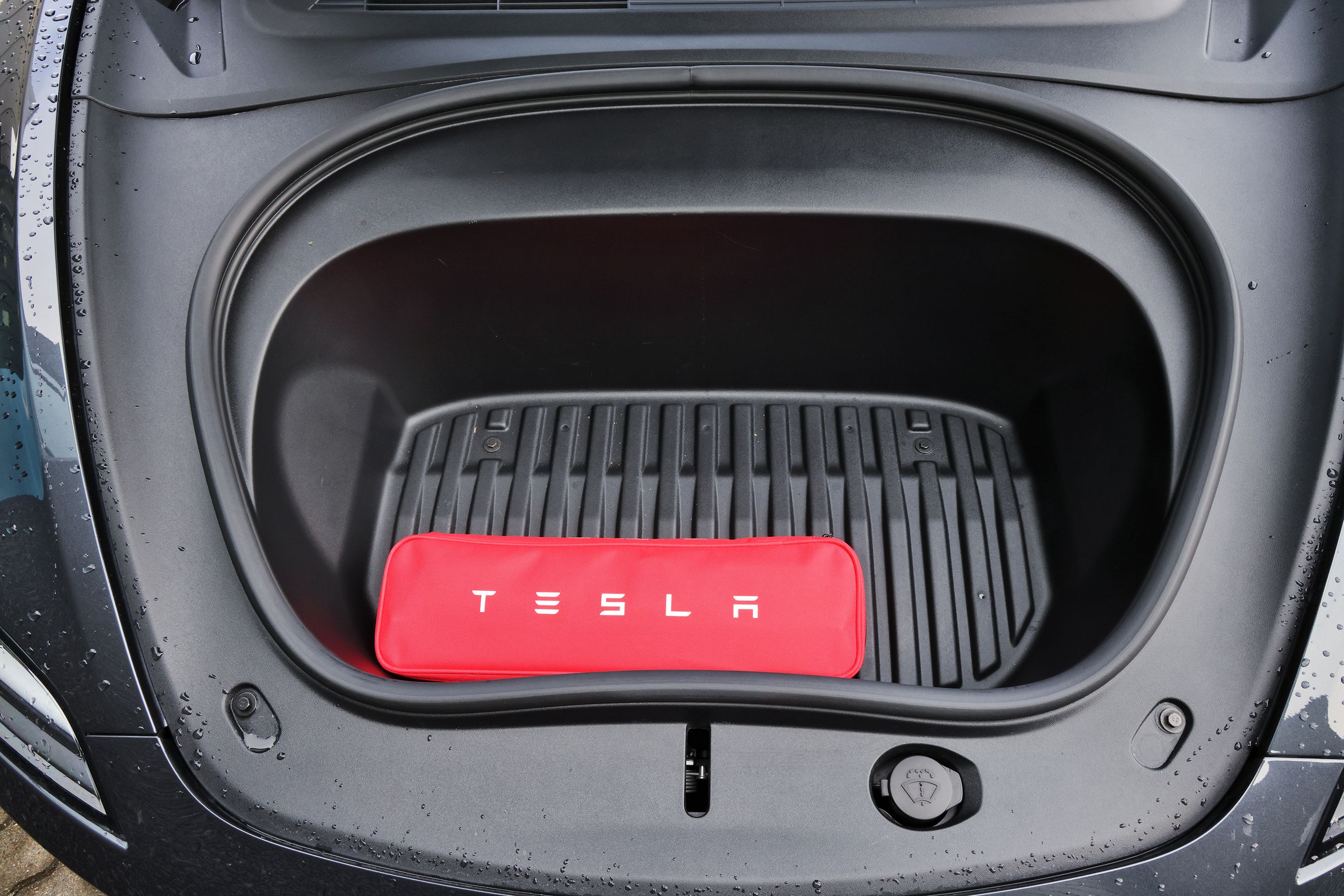 Frunk i Tesla Model 3 baghjulstræk fra 2026. 