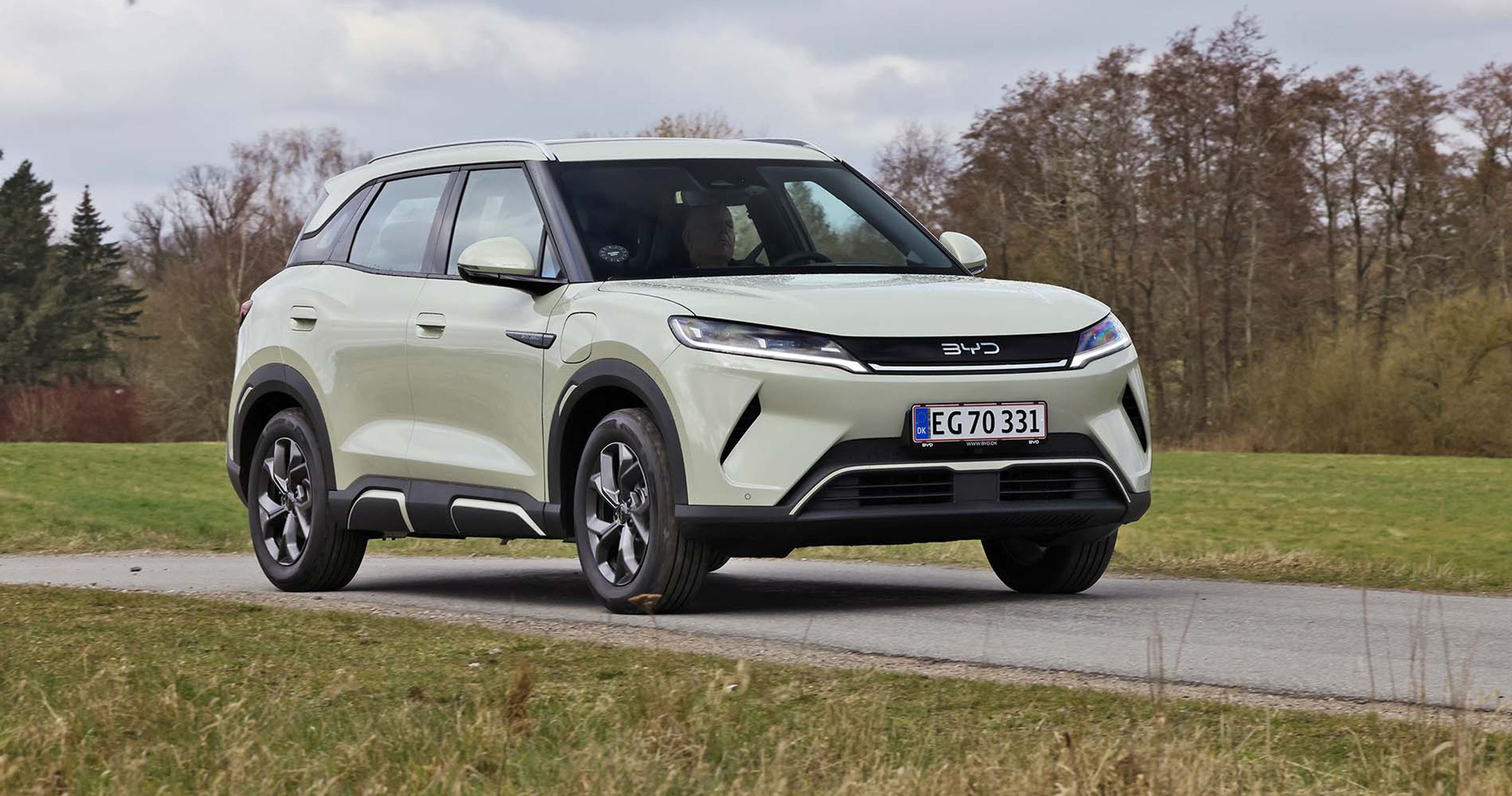 BYD Atto 2 set forfra, mens den kører på en landevej