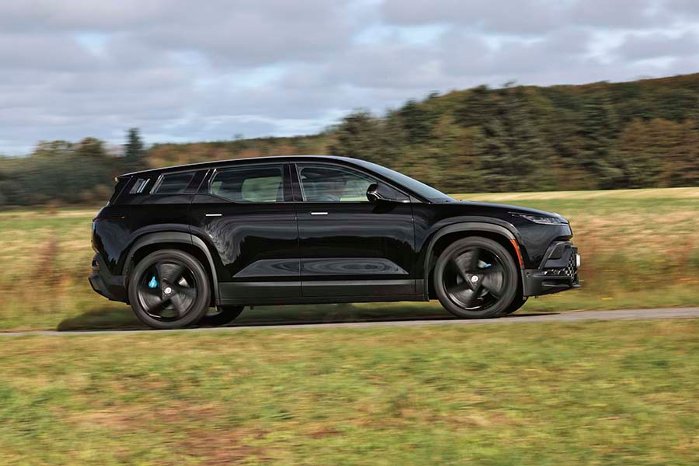 Fisker Ocean er en ganske stor SUV på 4,77 meters længde. Bredden er ekstrastor: 1,98 meter.