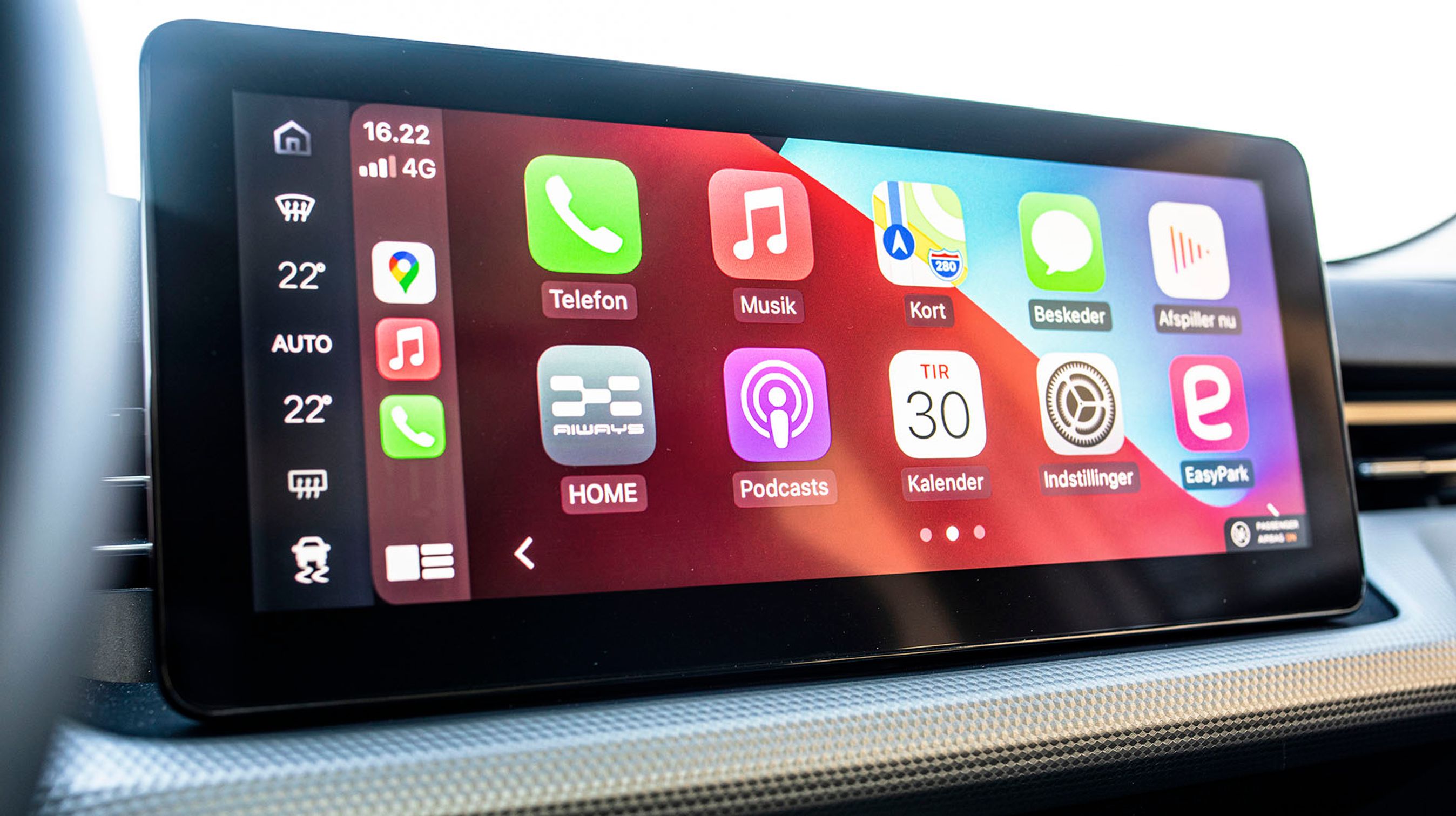 Den store skærm har mulighed for at koble telefonen op via Apple CarPlay med kabel. Der er i øvrigt ikke danske menuer i skærmen.