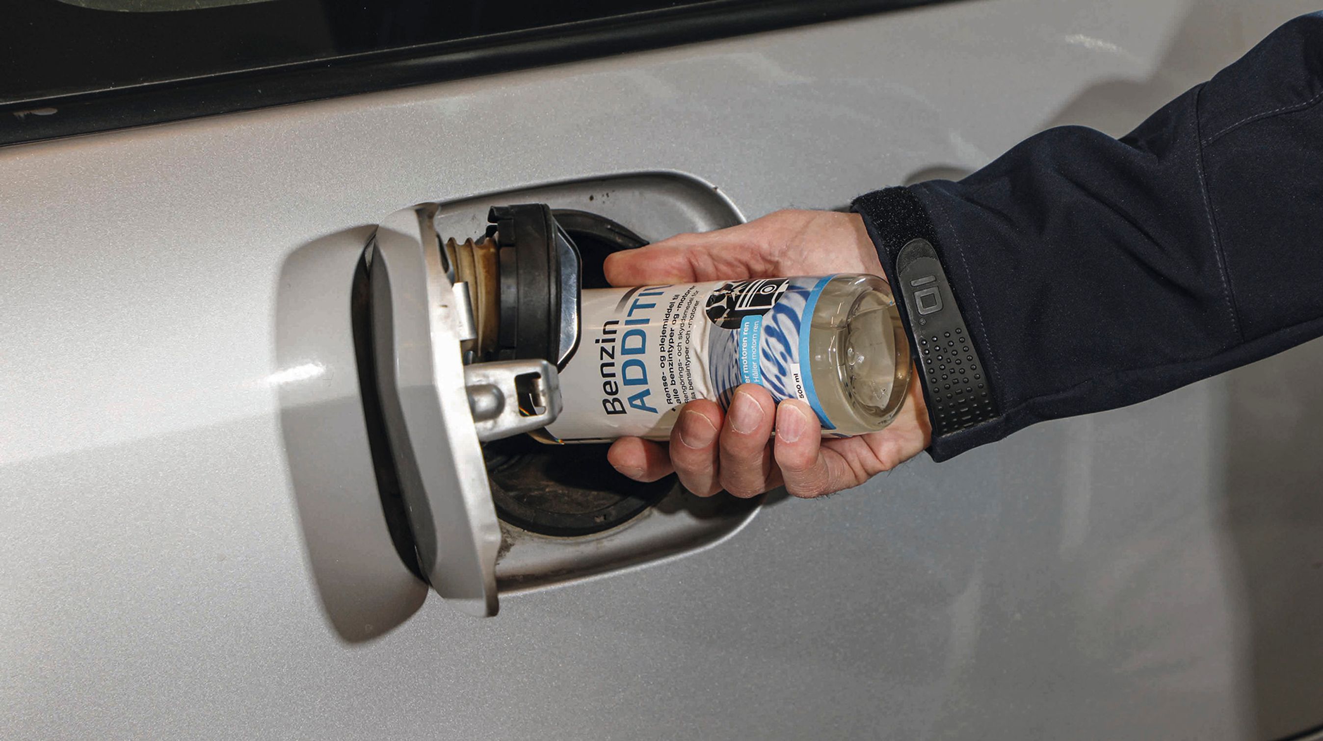 Du kan selv hælde additiv i benzinen, det er bedst hvis du gør det før du tanker.