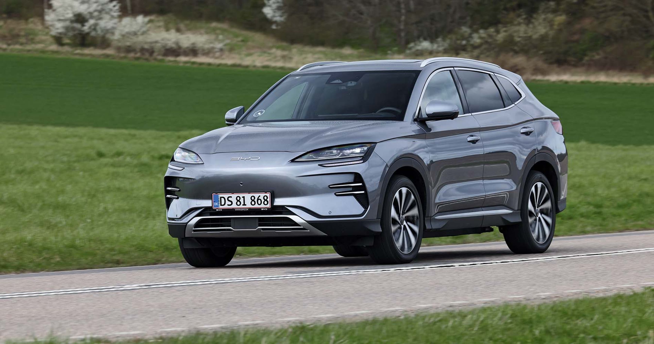 Koksgrå BYD Seal U kører på landevej